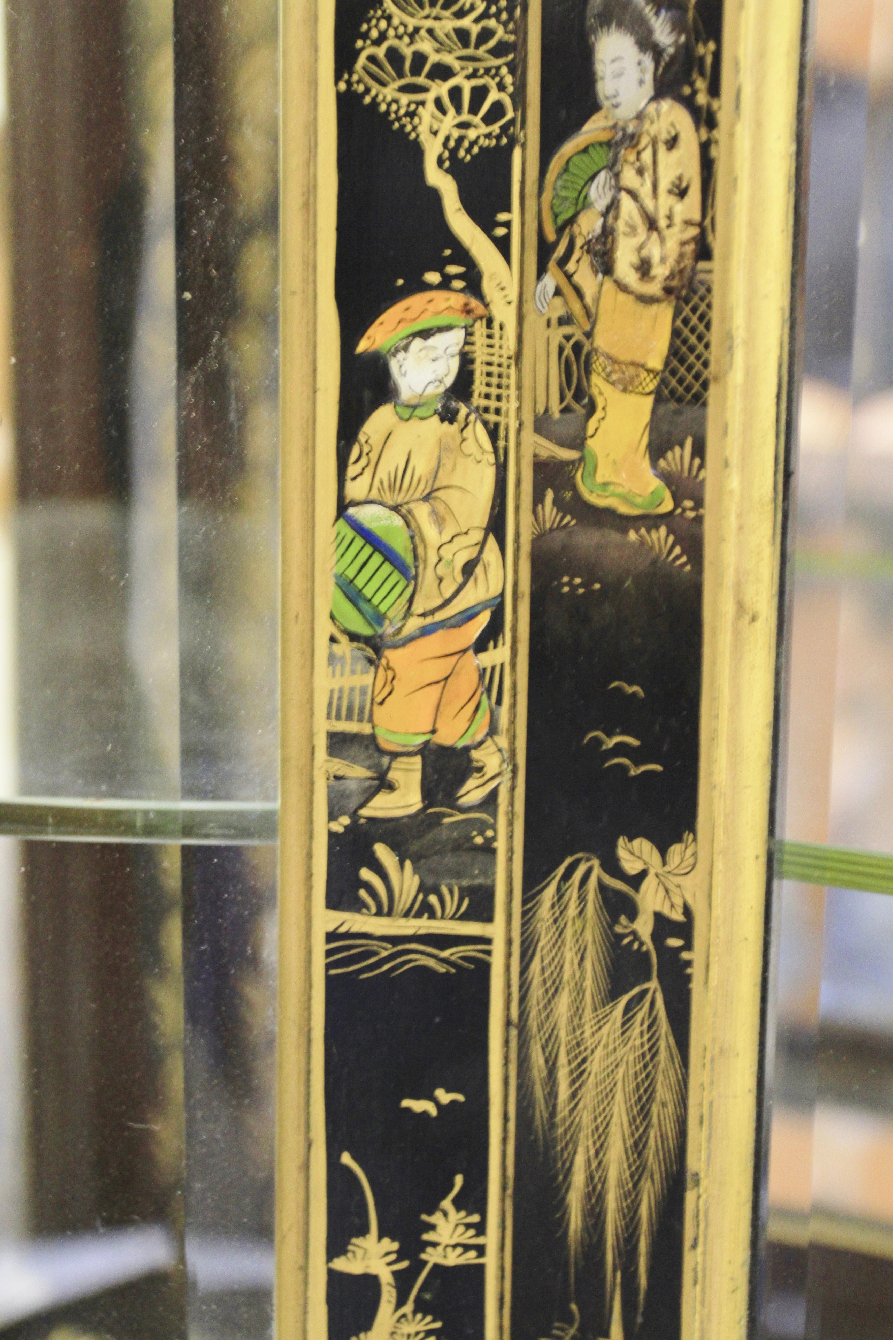 Laque Fine Edwardian Chinoiserie Decorated Display Cabinet  en vente