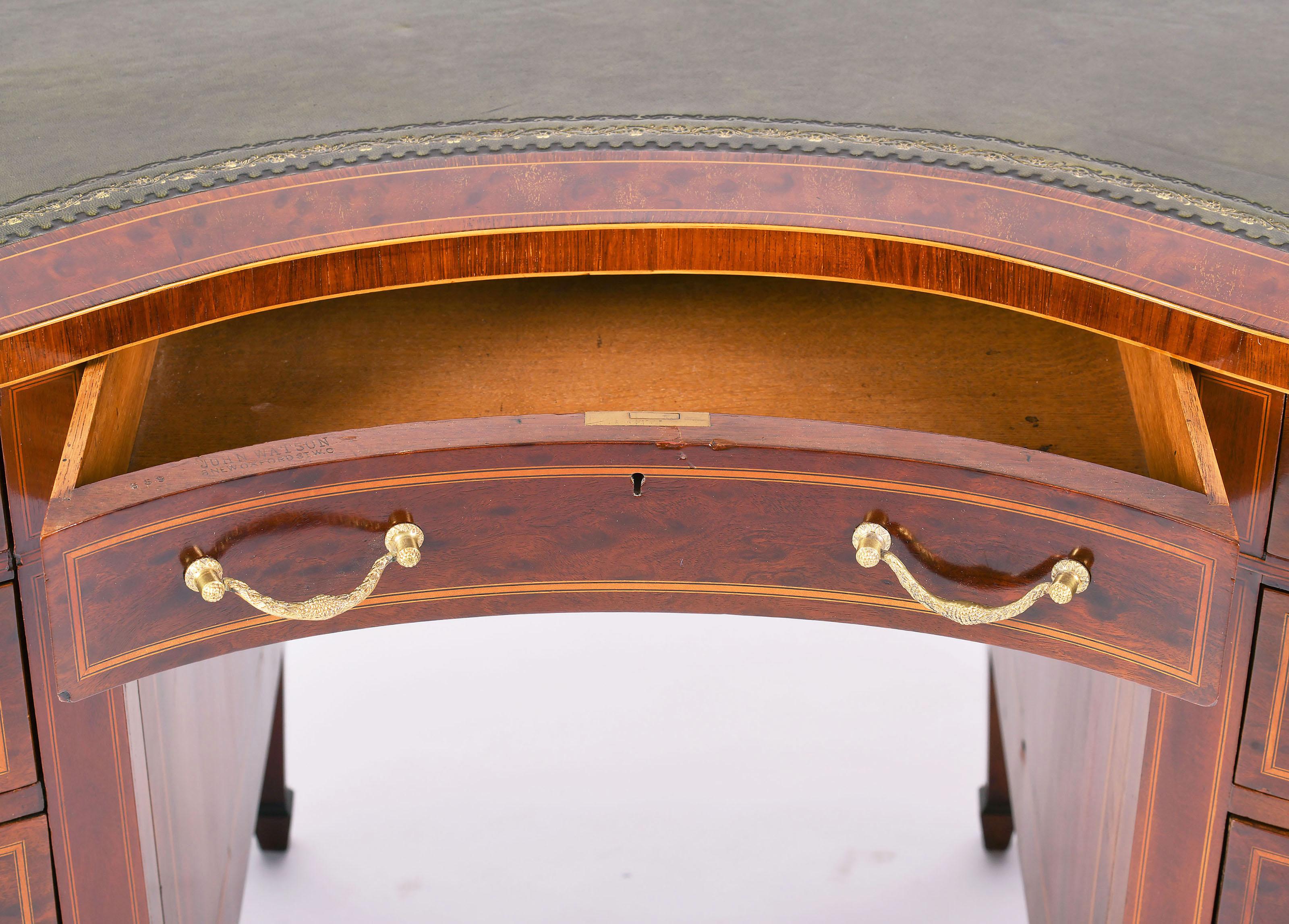 Fine Edwardian Inlaid Mahogany Shaped Desk In Good Condition In London, GB