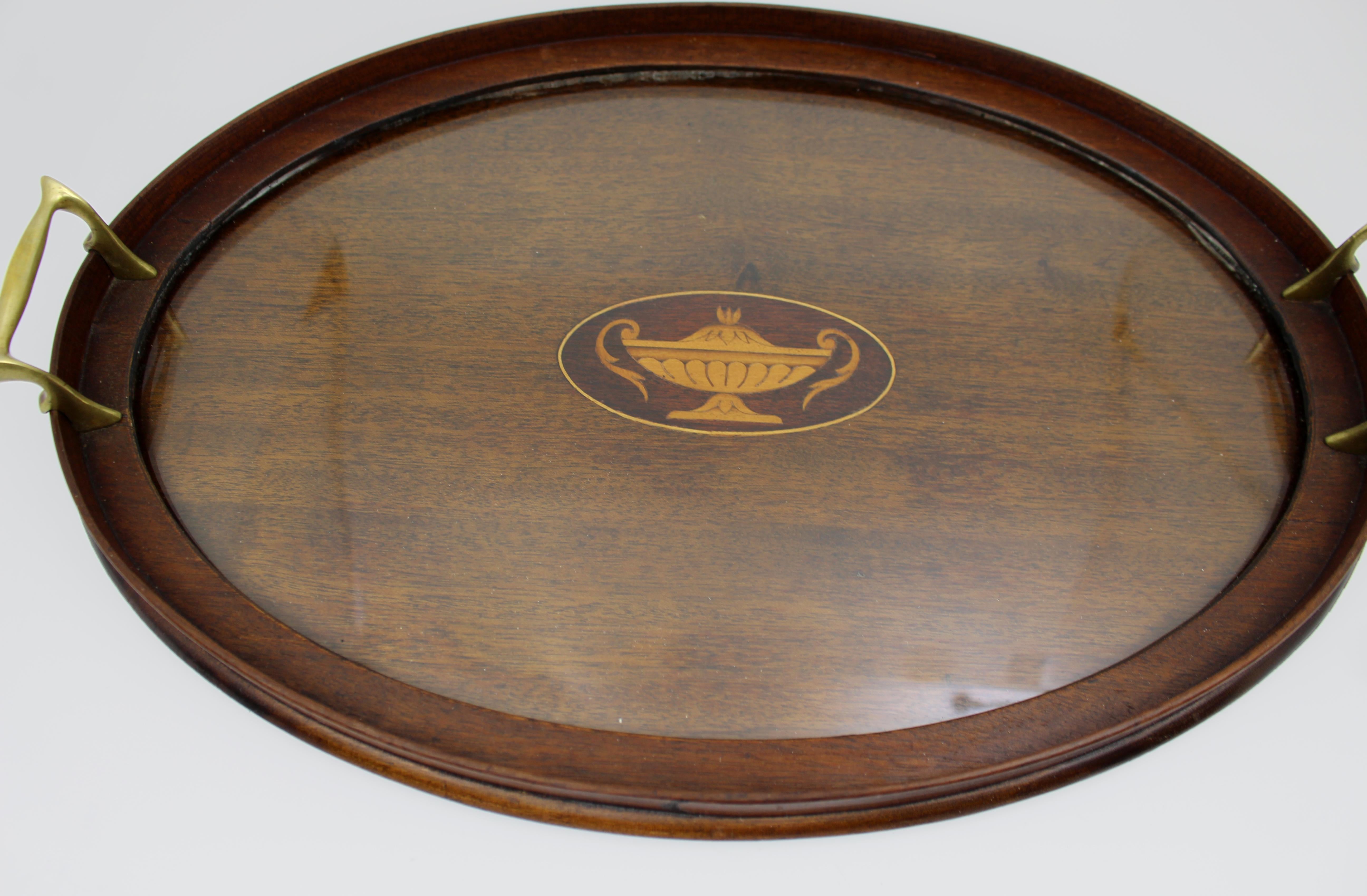 Vassoio ovale intarsiato in mogano e legno di raso di epoca edoardiana, 1900 ca. In condizioni buone in vendita a Worcester, GB