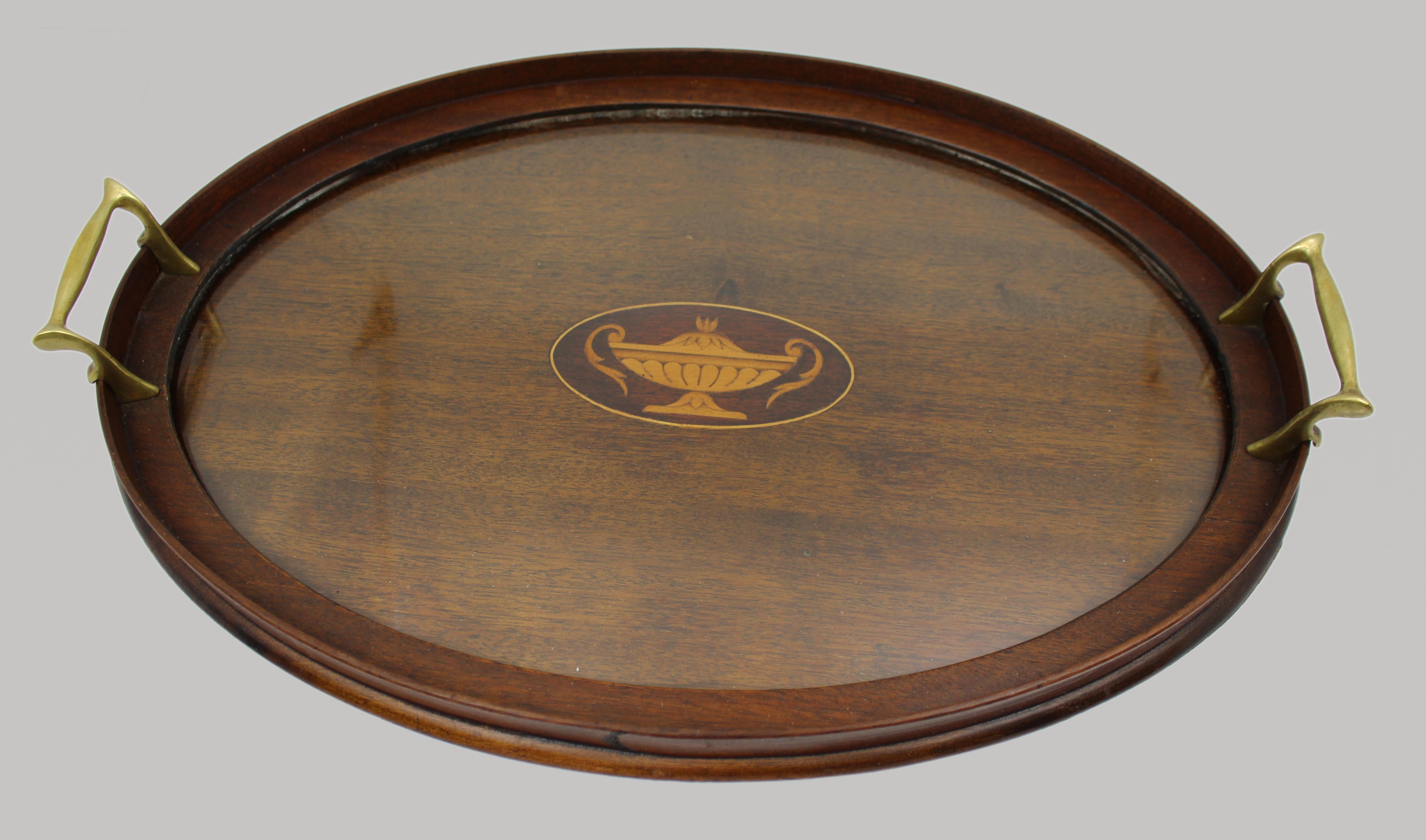 Vassoio ovale intarsiato in mogano e legno di raso di epoca edoardiana, 1900 ca. in vendita 1
