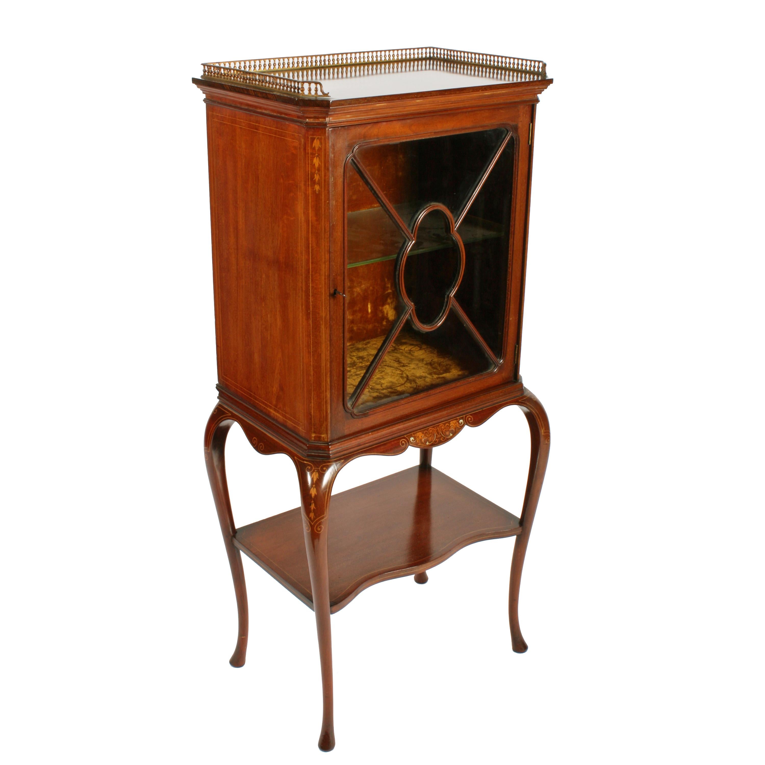 Fine Edwardian one door cabinet


A fine quality early 20th century Edwardian mahogany display cabinet.

The cabinet has a single glazed door, boxwood line inlays, inlays of harebells and a panel of marquetry inlay at the centre of the