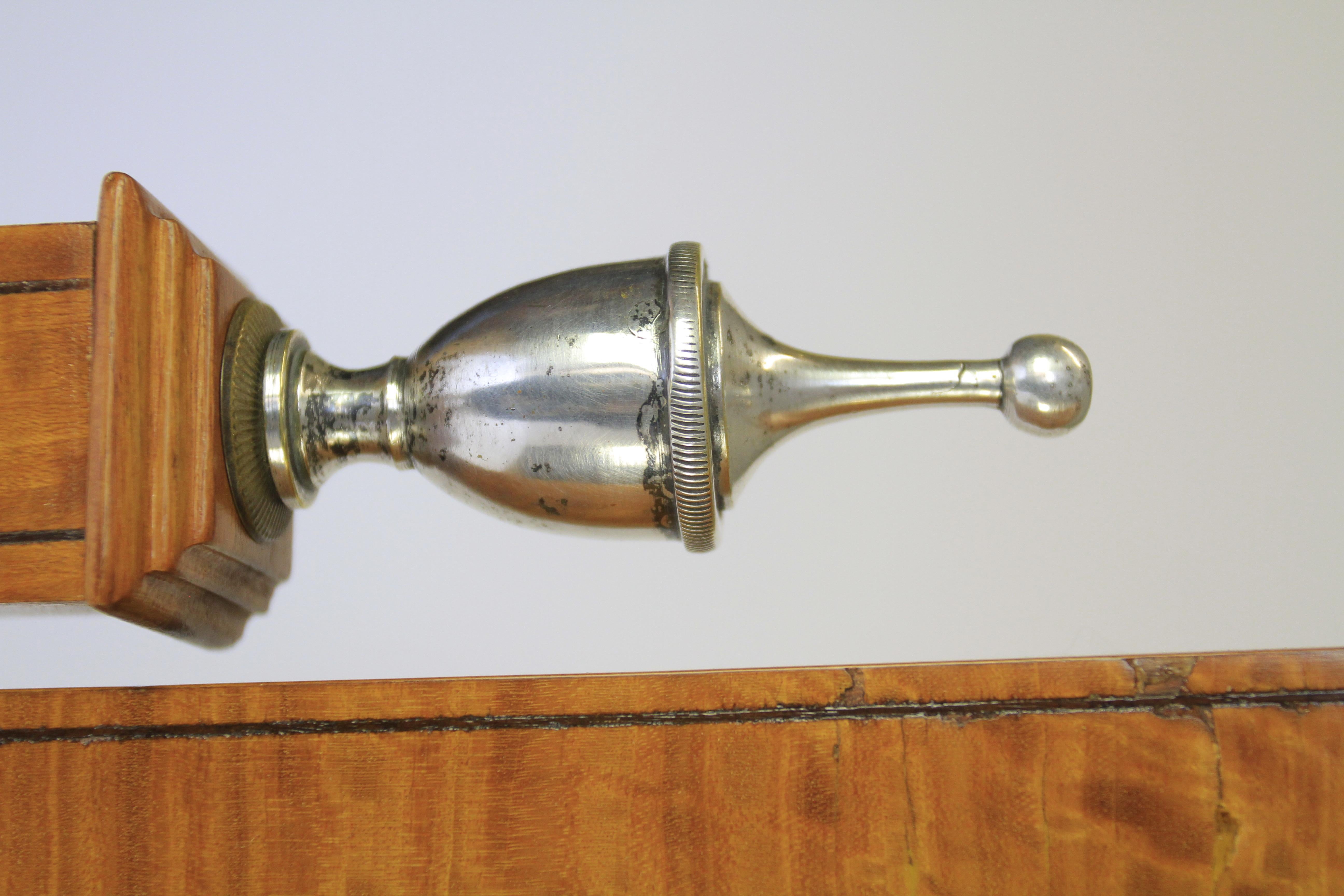 Fine Edwardian Satinwood Cheval Mirror in the Adam Style
with Ebonised Boxwood line inlay
Shield Shaped Swing Centre Mirror.
Satinwood Framed supports , on splay shaped legs
Pair Silver plated urn shaped finials
Silver plated pinch screws,
Maple &