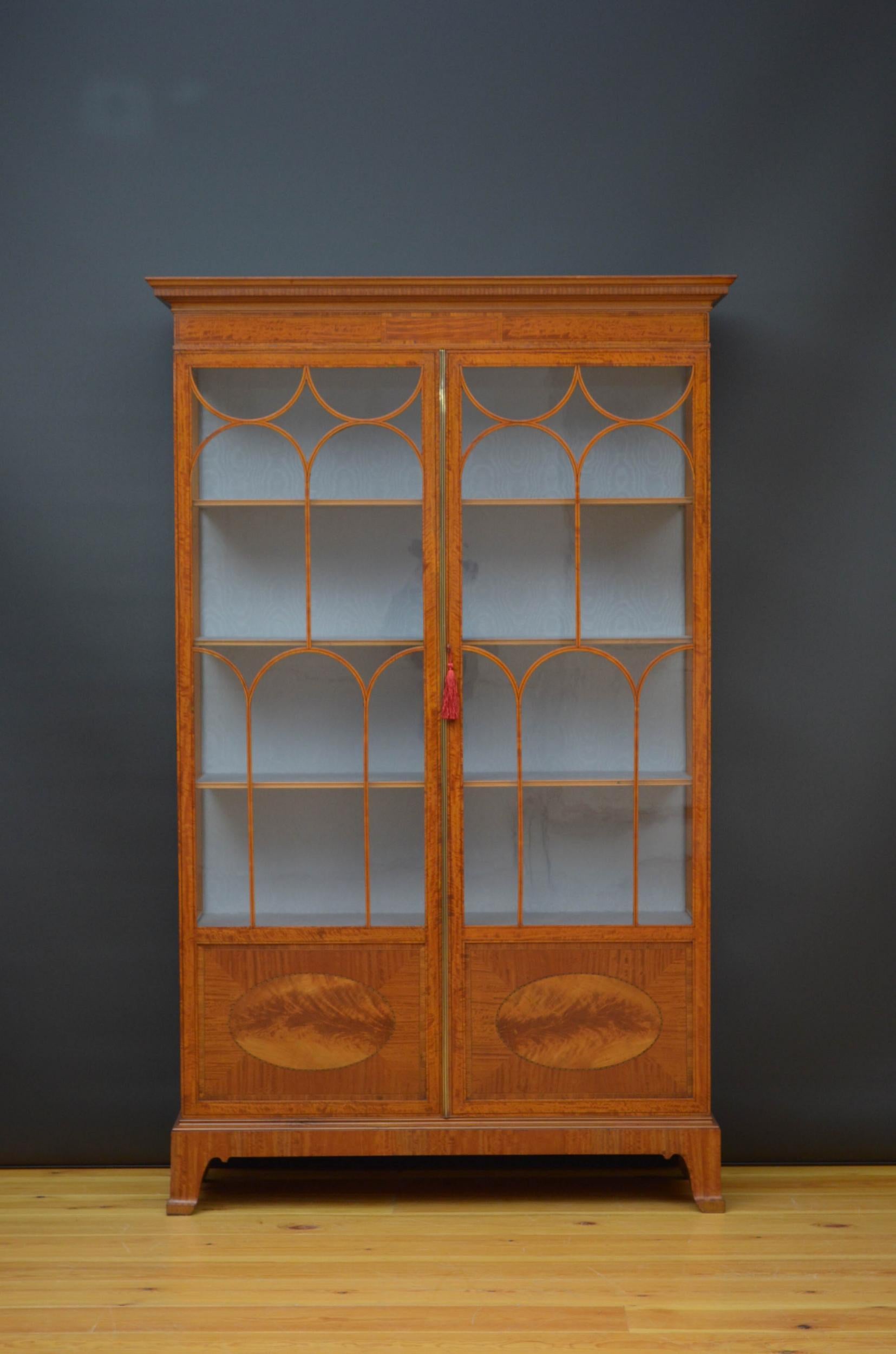 Sn5047 Edwardian, two door satinwood vitrine, having moulded cornice with dentil inlaid decoration below and double string inlaid frieze with crossbanded panel to the centre above a pair of sting inlaid glazed doors with finely inlaid panels to