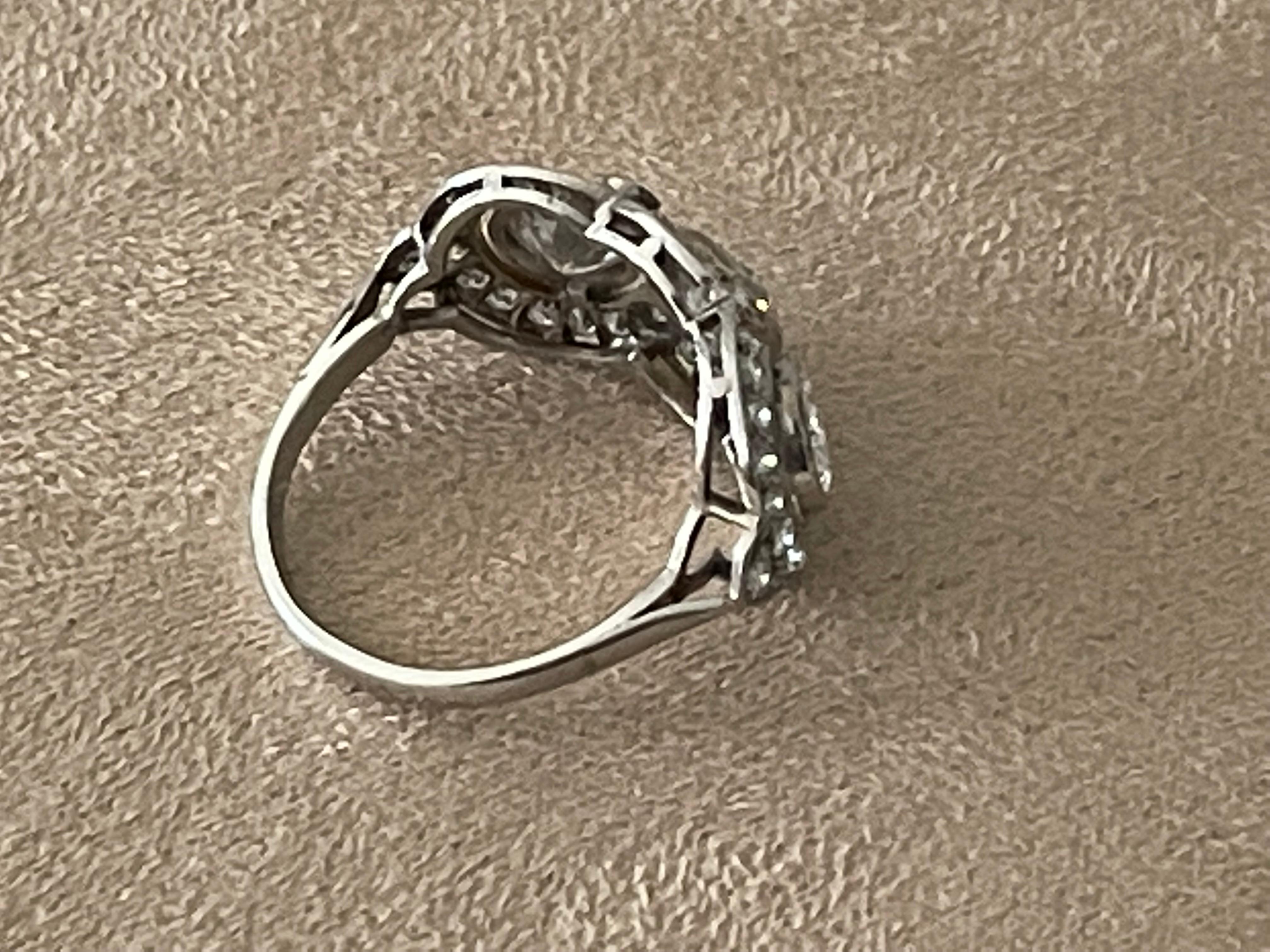 Dieser antike Ring wurde während der edwardianischen Design-Periode (1900-1920) kunstvoll von Hand gefertigt. Die Fassung ist aus Platin und enthält 3 größere Diamanten im Brillantschliff mit einem Gewicht von etwa 1,50 ct. Die Diamanten in der