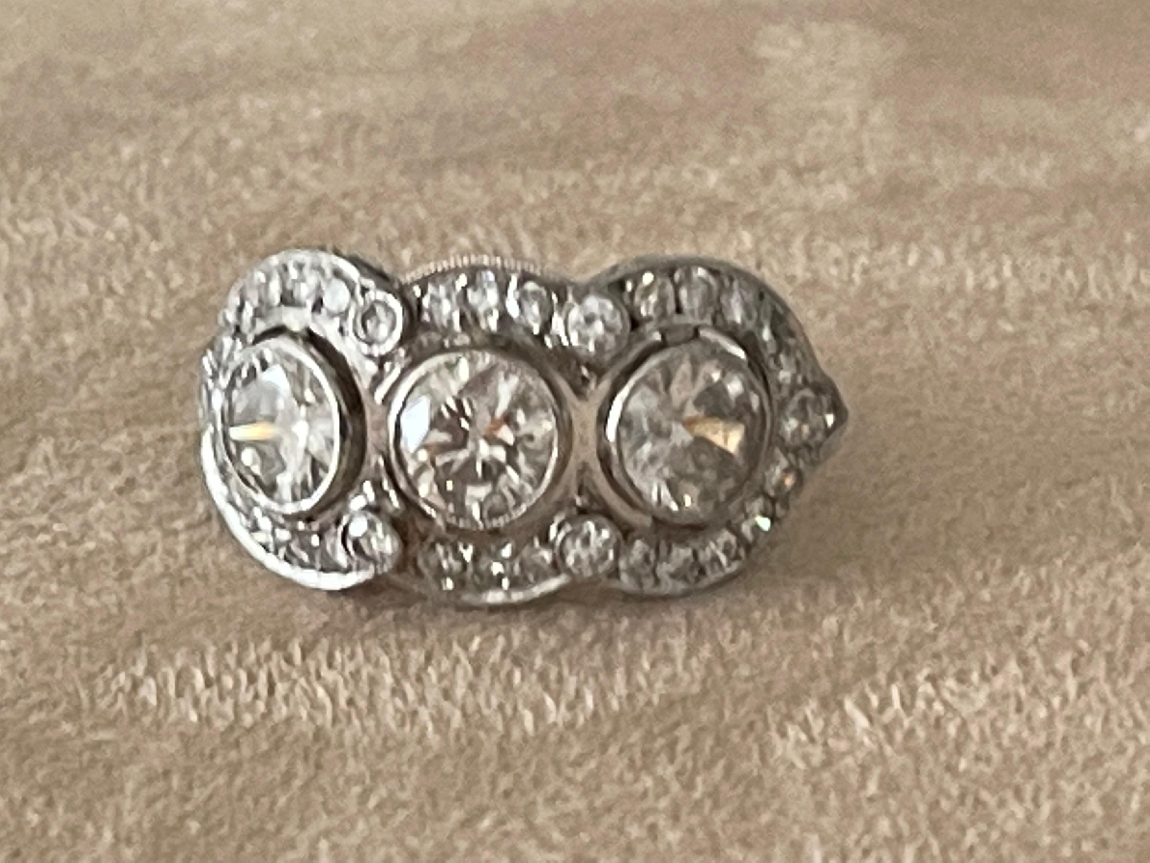 Feiner Edwardianischer Drei Stein Ring Platin Diamant Ring im Zustand „Gut“ im Angebot in Zurich, Zollstrasse