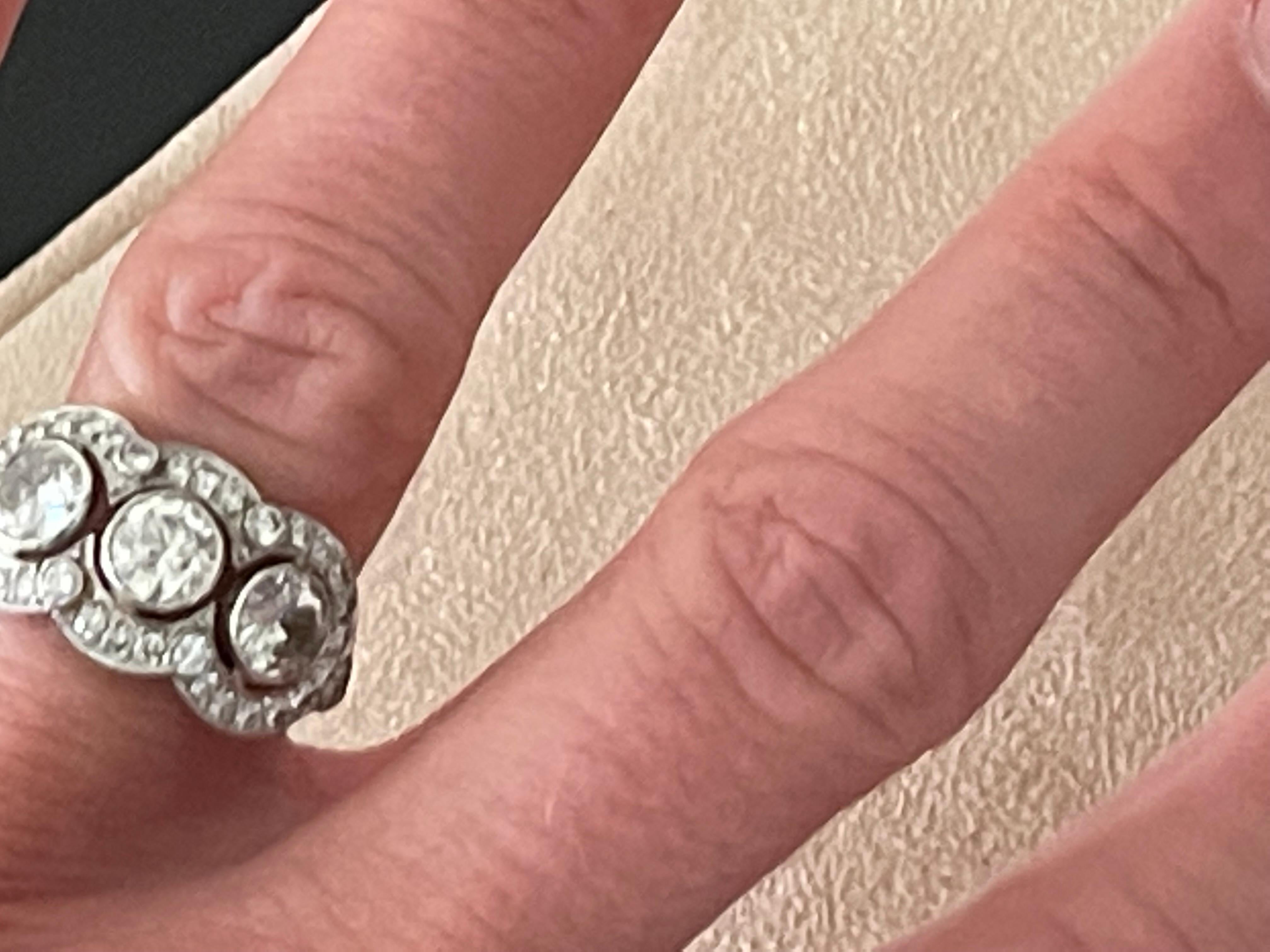 Feiner Edwardianischer Drei Stein Ring Platin Diamant Ring im Angebot 1