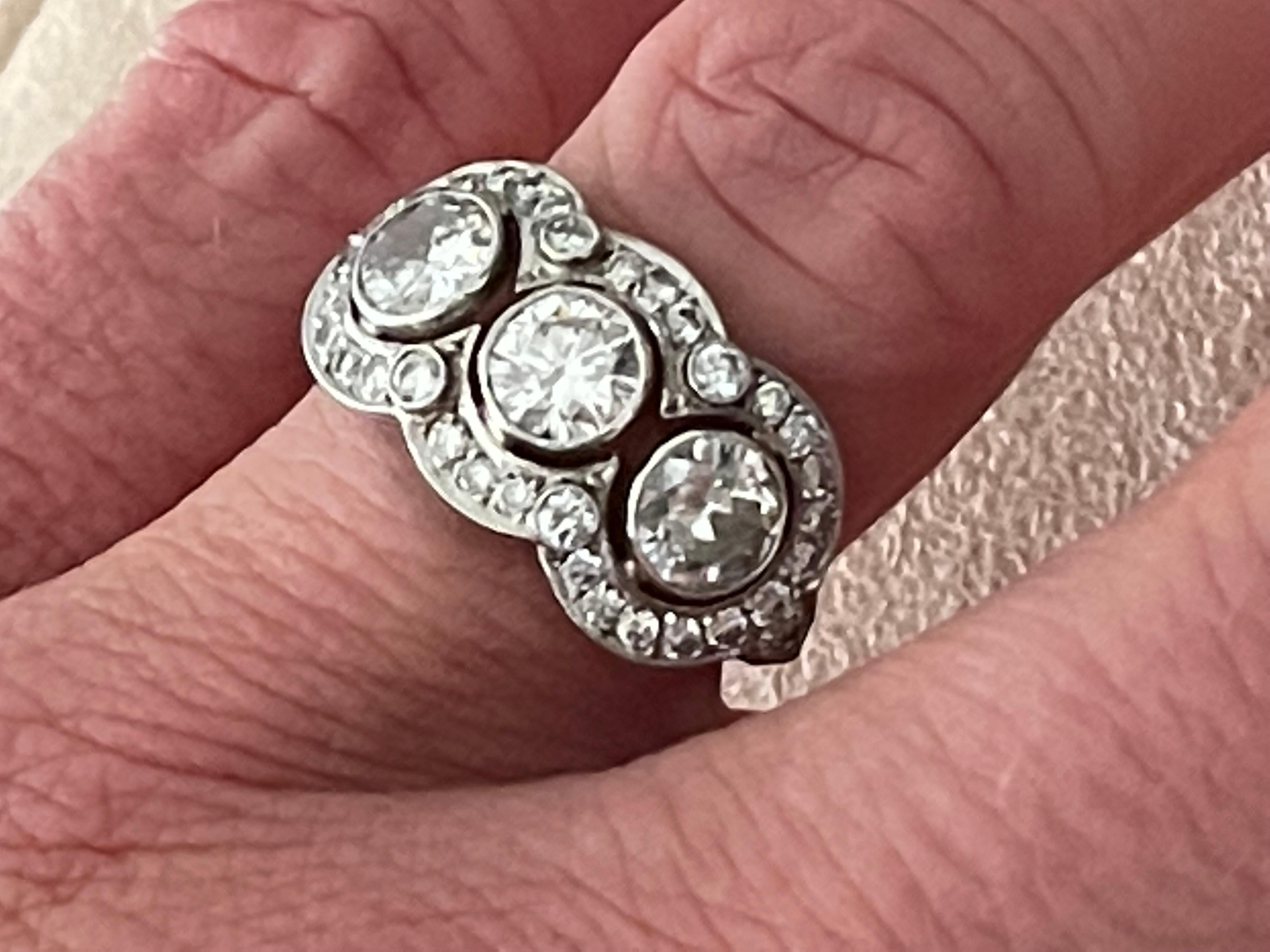 Feiner Edwardianischer Drei Stein Ring Platin Diamant Ring im Angebot 3