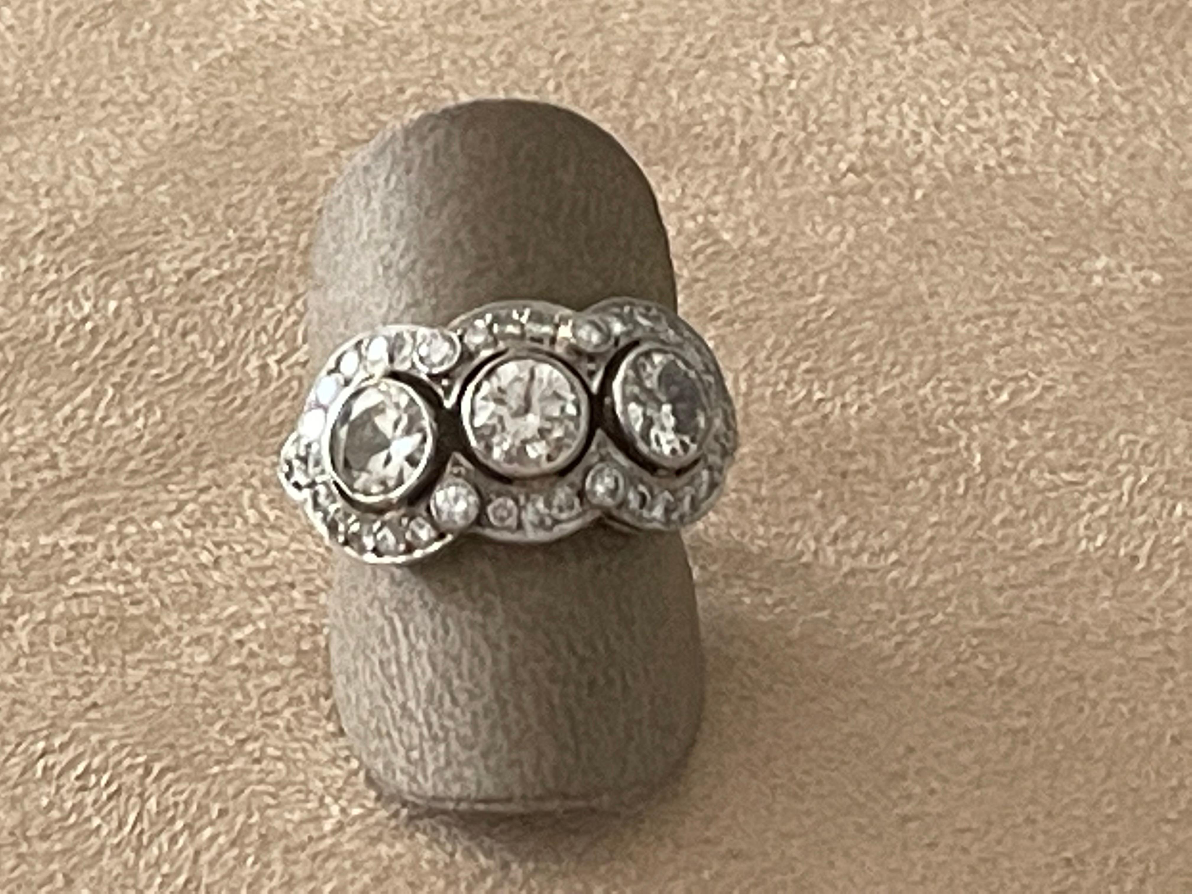 Feiner Edwardianischer Drei Stein Ring Platin Diamant Ring im Angebot 4