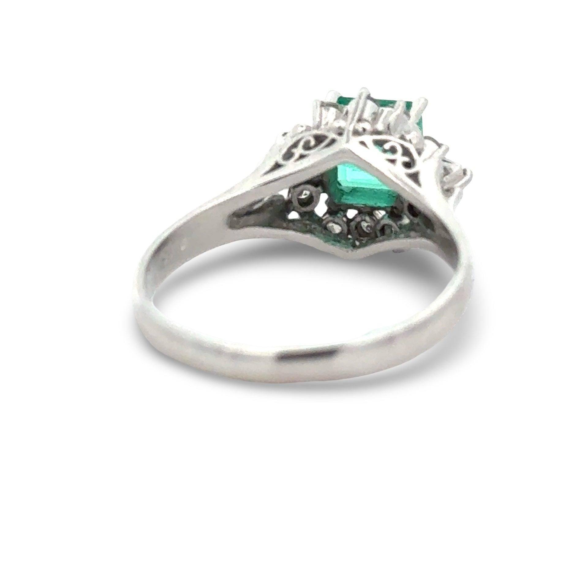 Dieser exquisite Platinring zeigt in der Mitte einen atemberaubenden Smaragd im Smaragdschliff von 1,02 Karat, der durch zwölf Diamanten im Mischschliff von insgesamt 0,28 Karat elegant ergänzt wird. Die Diamanten, die mit G-I für die Farbe und