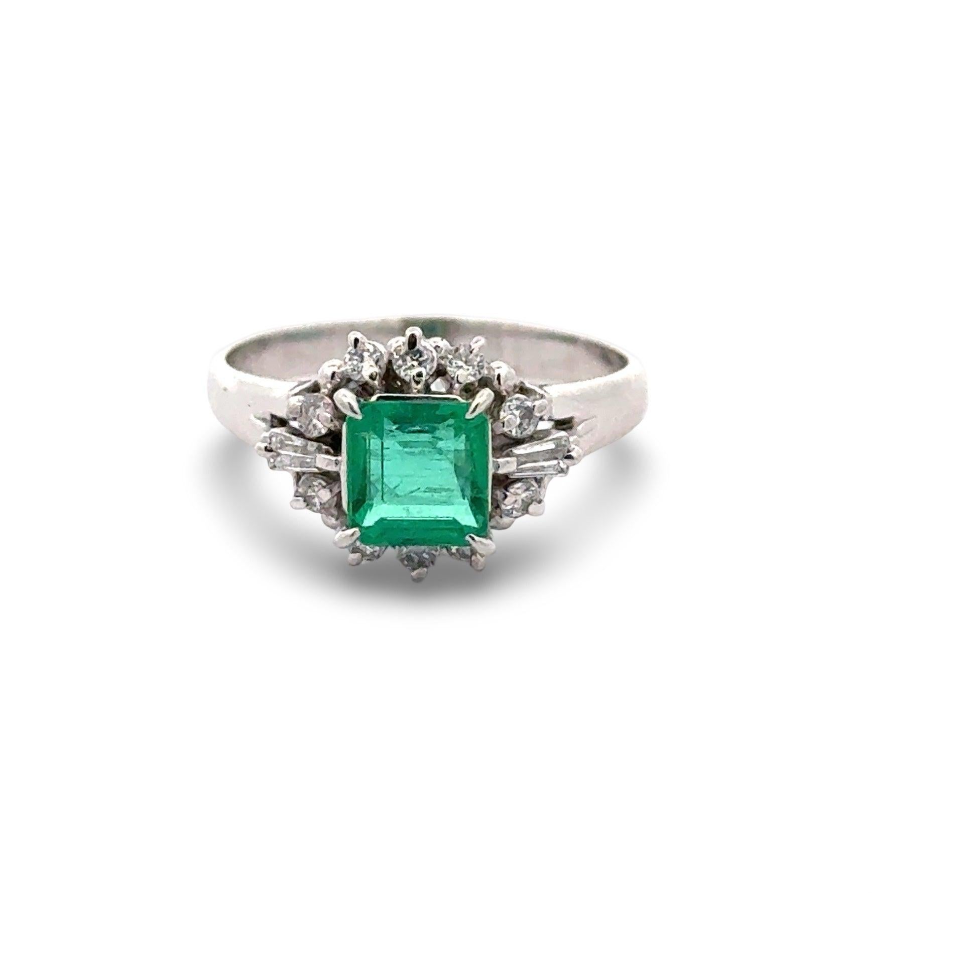 Feiner Smaragd und Diamant Platinring (Smaragdschliff) im Angebot
