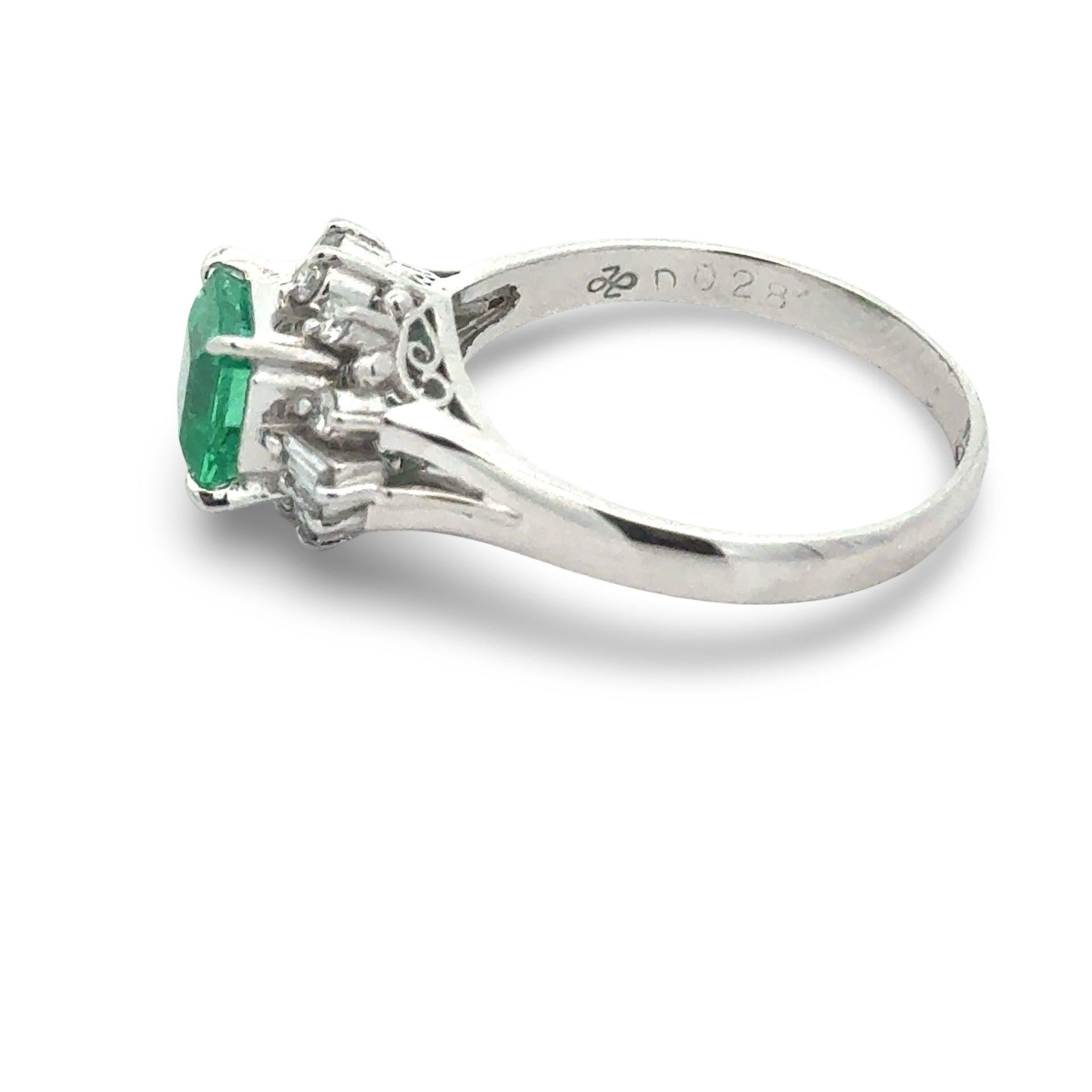 Feiner Smaragd und Diamant Platinring im Zustand „Hervorragend“ im Angebot in Derby, NY
