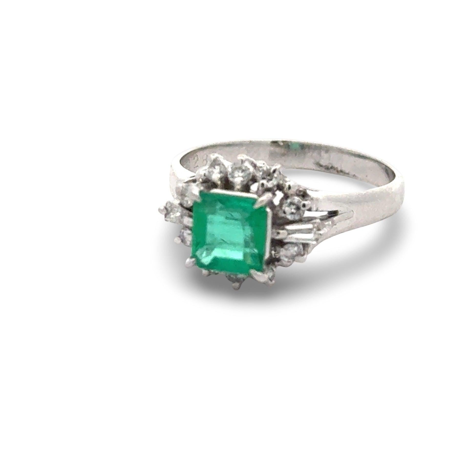 Feiner Smaragd und Diamant Platinring Damen im Angebot