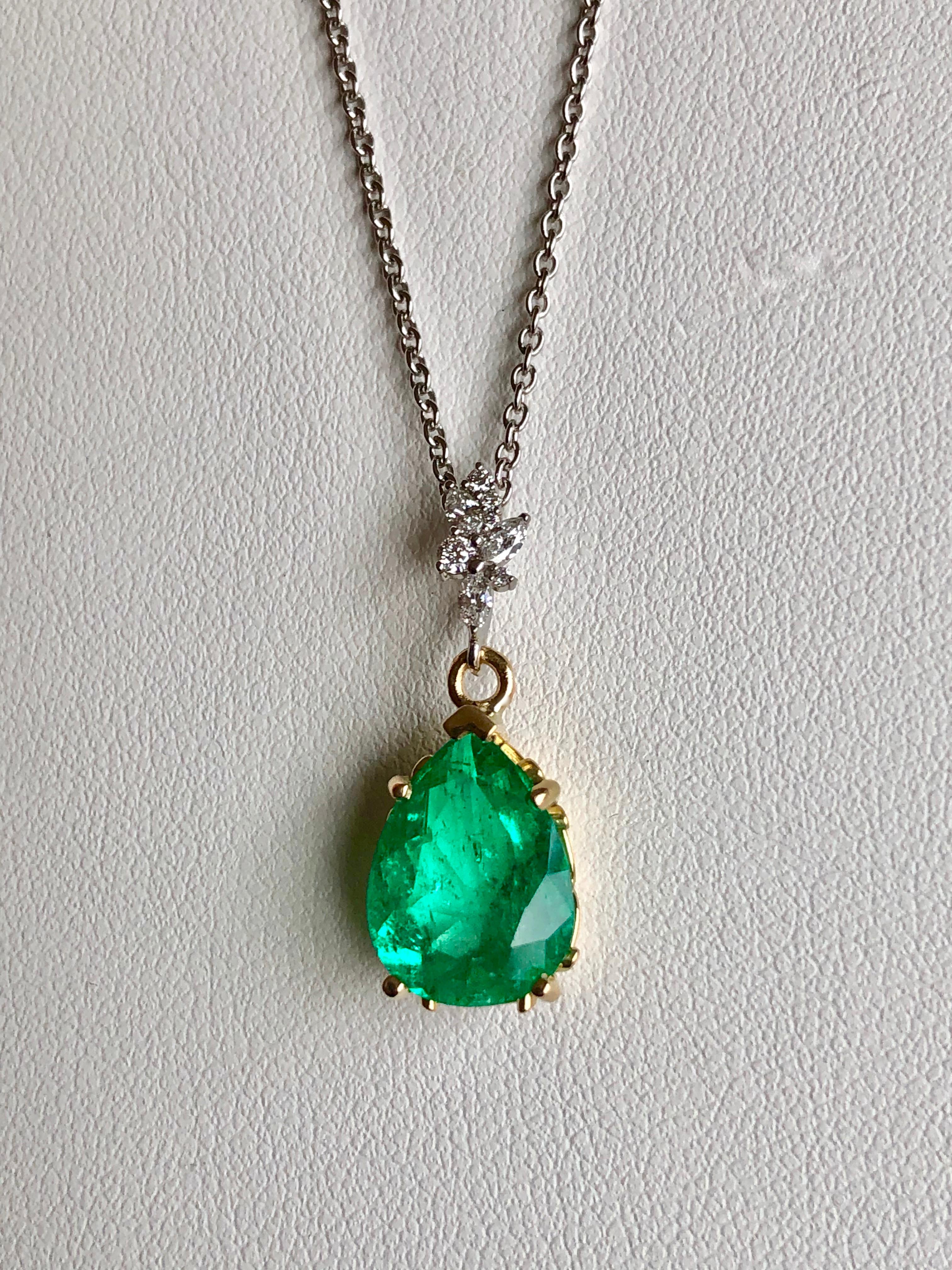 Fine Emerald Diamond Pendant Drop Necklace in 18 Karat and Platinum For Sale 1