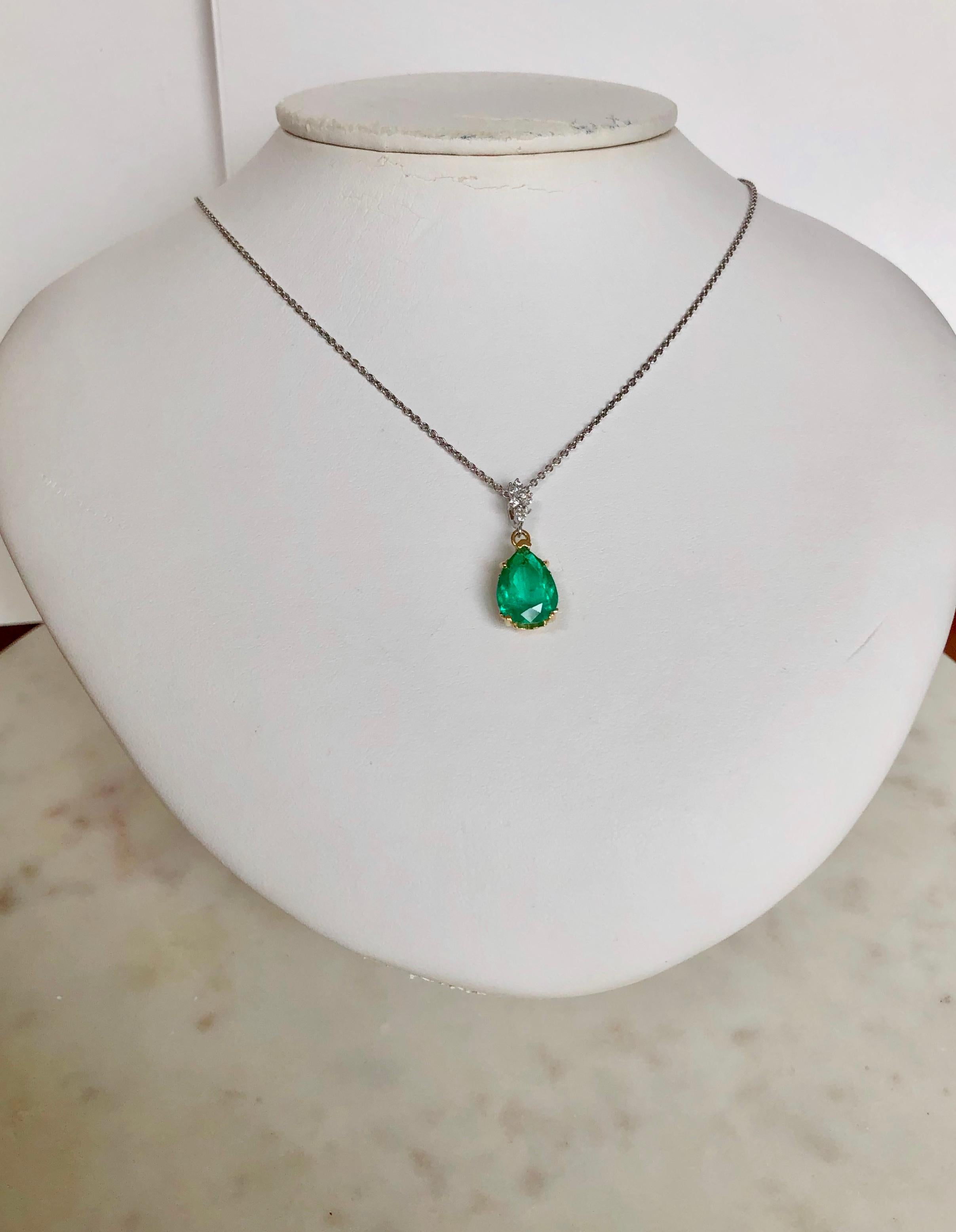 Fine Emerald Diamond Pendant Drop Necklace in 18 Karat and Platinum For Sale 3