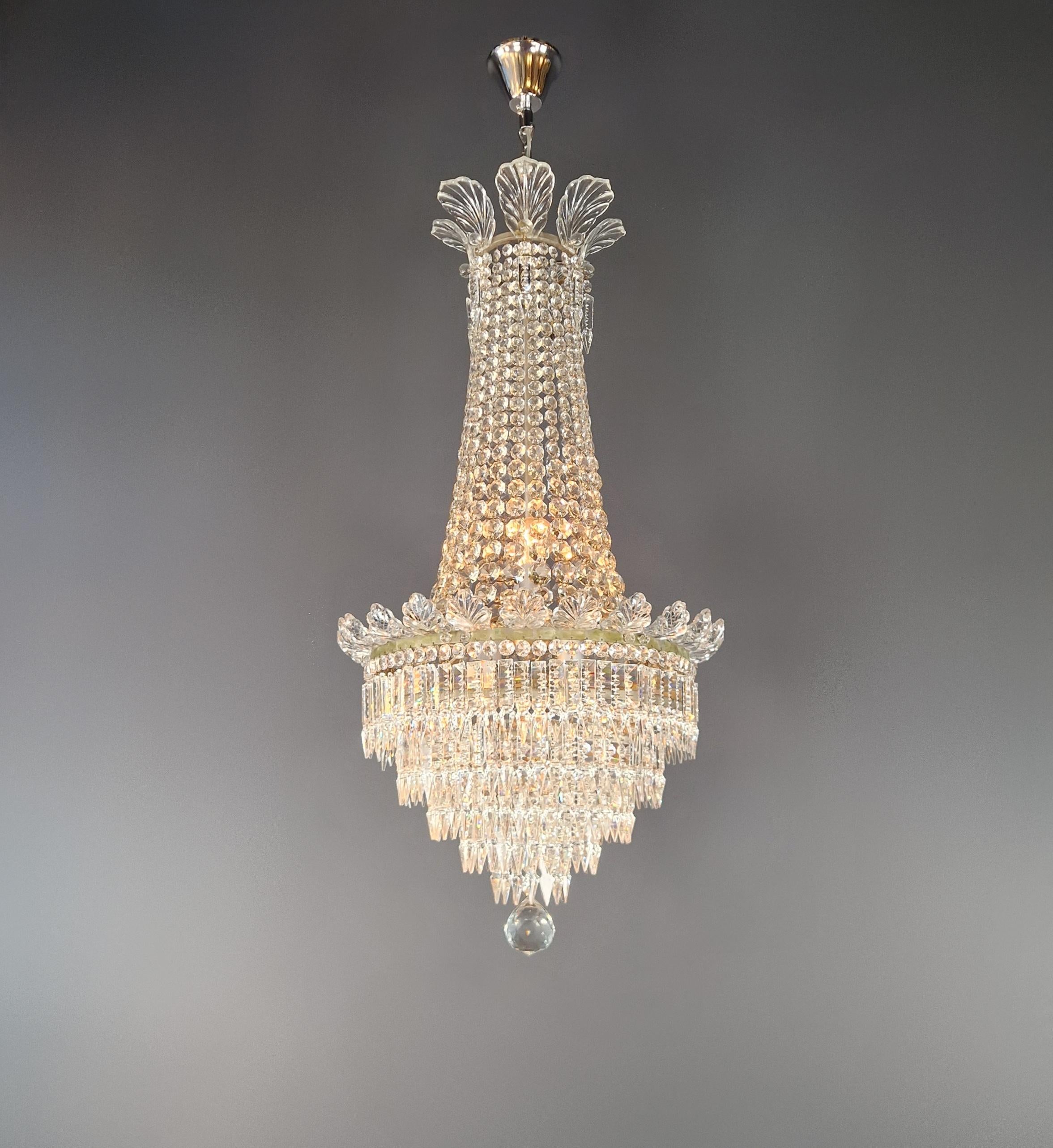 Exquisite Italian Empire Chandelier - 1890

This elegant Italian Empire chandelier is a true masterpiece of Art Deco design. Its silver-plated brass frame and cascading crystal details exude timeless elegance, making it a stunning addition to any