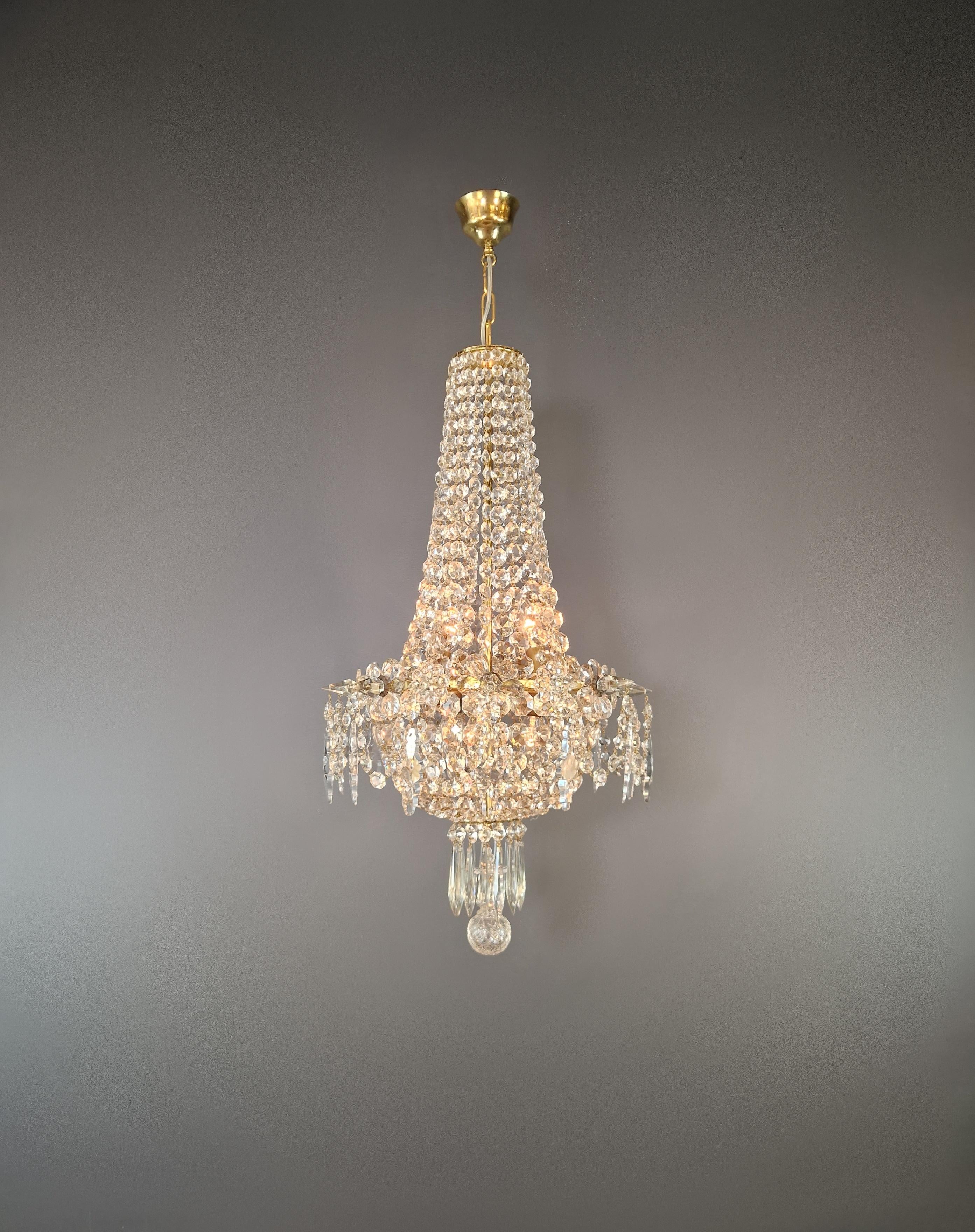 Squisito lampadario a cascata Impero italiano - 1940

Questo elegante lampadario Eleg è un vero capolavoro del design Art Deco. La sua struttura in ottone e i dettagli in cristallo a cascata emanano un'eleganza senza tempo, rendendola un'aggiunta