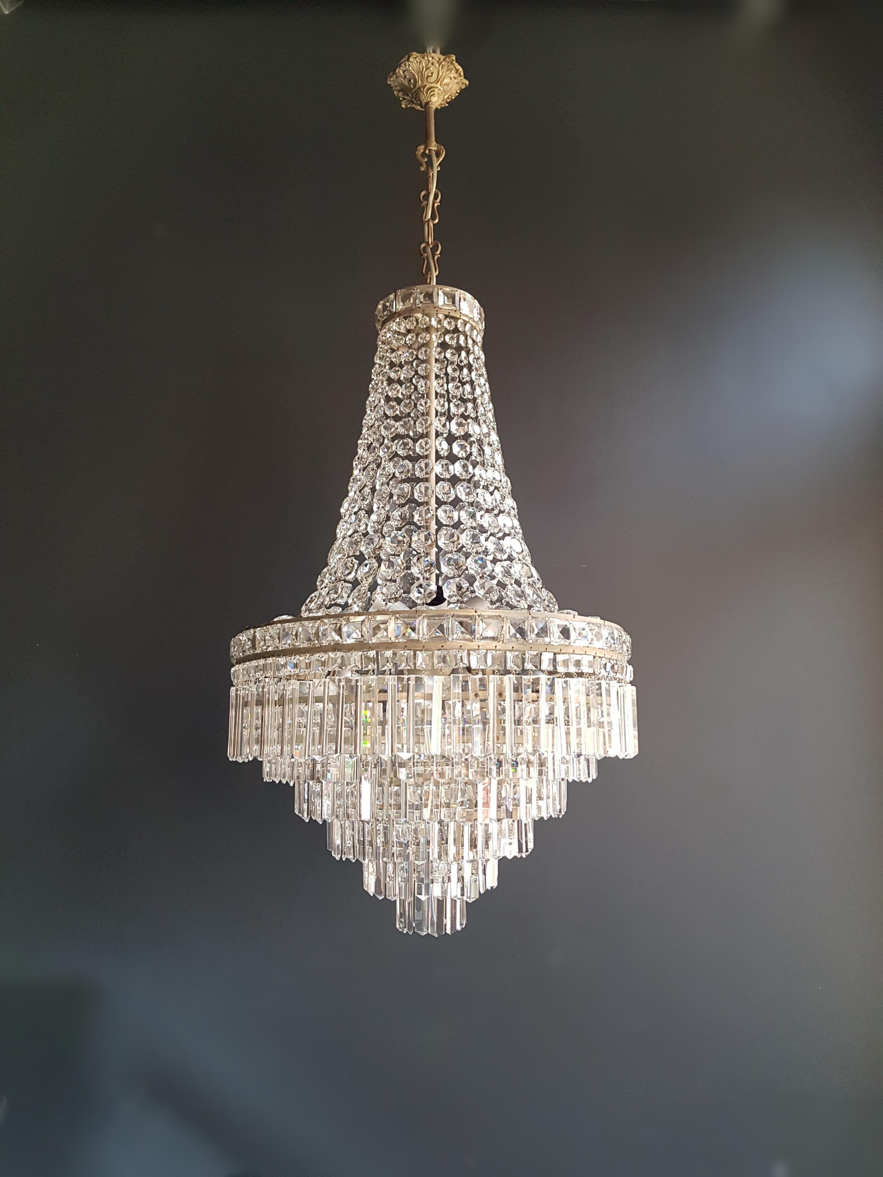 Original preserved chandelier, circa 1930. Cabling and sockets completely renewed. Crystal hand knotted.
Measures: Total height 130 cm, height without chain 85 cm, diameter 52 cm, weight (approximately) 9 kg.


Number of lights: 9 light bulb