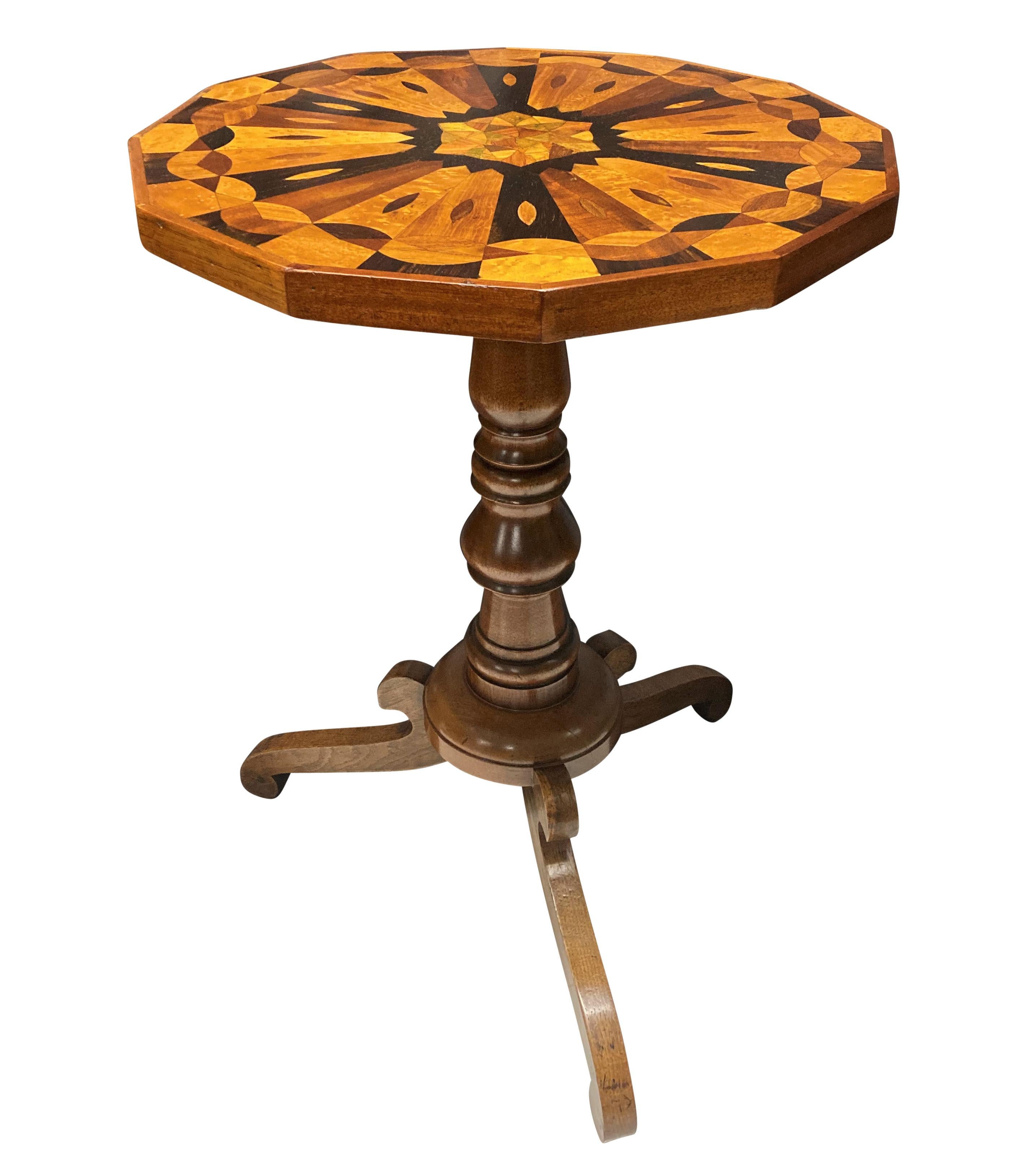 Table d'appoint en bois spécimen du XIXe siècle anglais, composée de plusieurs essences de bois dans un motif géométrique. Sur un trépied tourné.