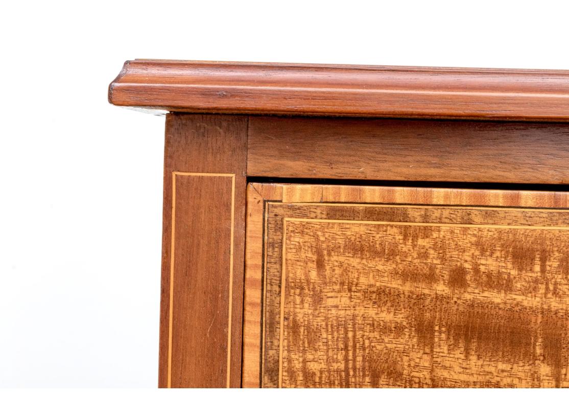 Cassettiera inglese di alta qualità con due cassetti corti e due lunghi, tiretti in ottone con rosette di perline, intarsio di corde, fasce in legno satinato, falegnameria a coda di rondine e piedi a staffa.

Dimensioni: 42 1/4