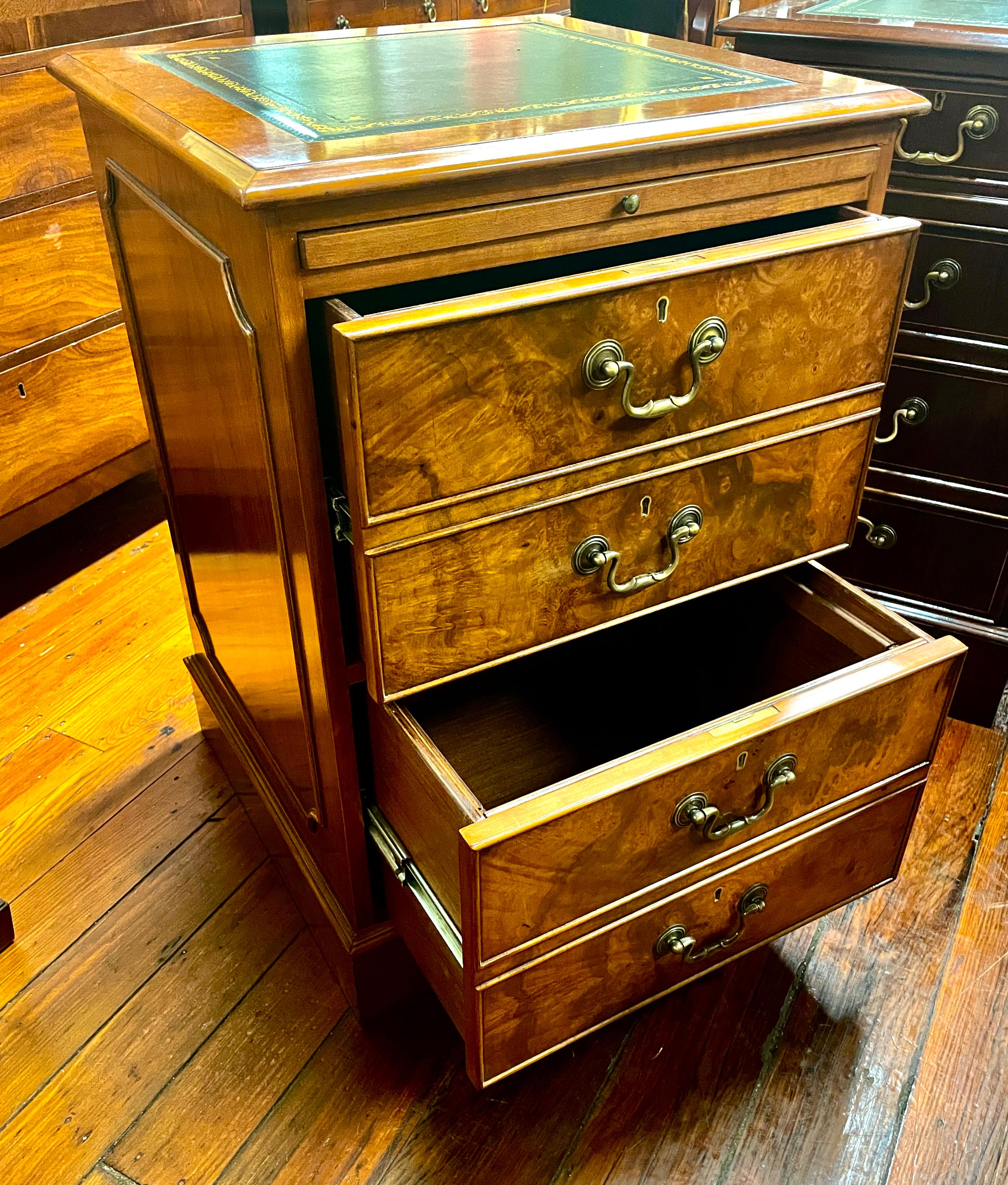 DISPONIBLE A FINALES DE OCTUBRE DE 2025.....
Se trata de un archivador de dos cajones de madera de olmo o rebaba inglesa, fabricado en un banco, con una guía extraíble de cuero dorado y borde labrado, y una tapa de cuero dorado y borde labrado.  Hoy