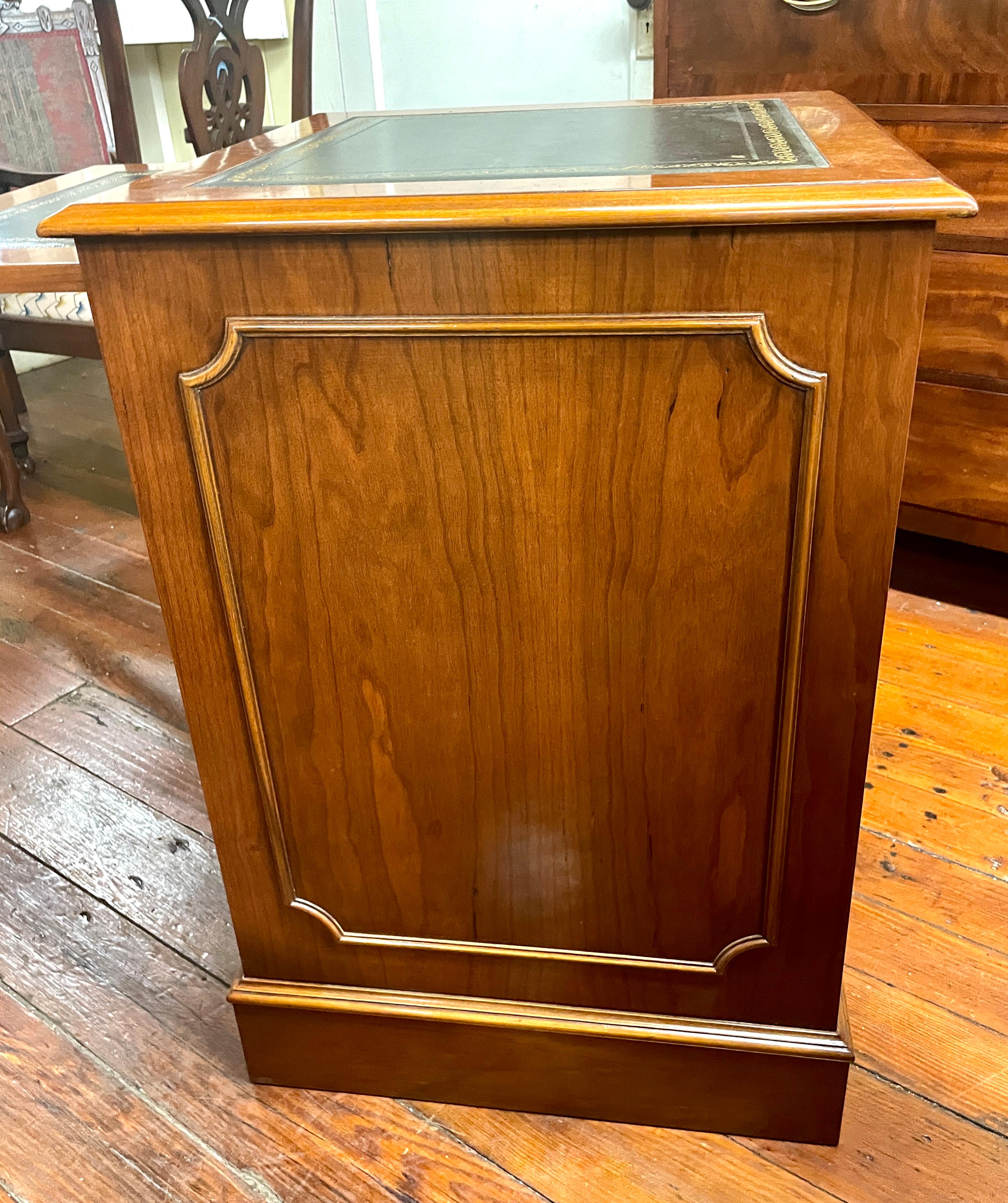 Archivador de 2 cajones de madera de olmo con rebabas inglés Hecho a mano en venta