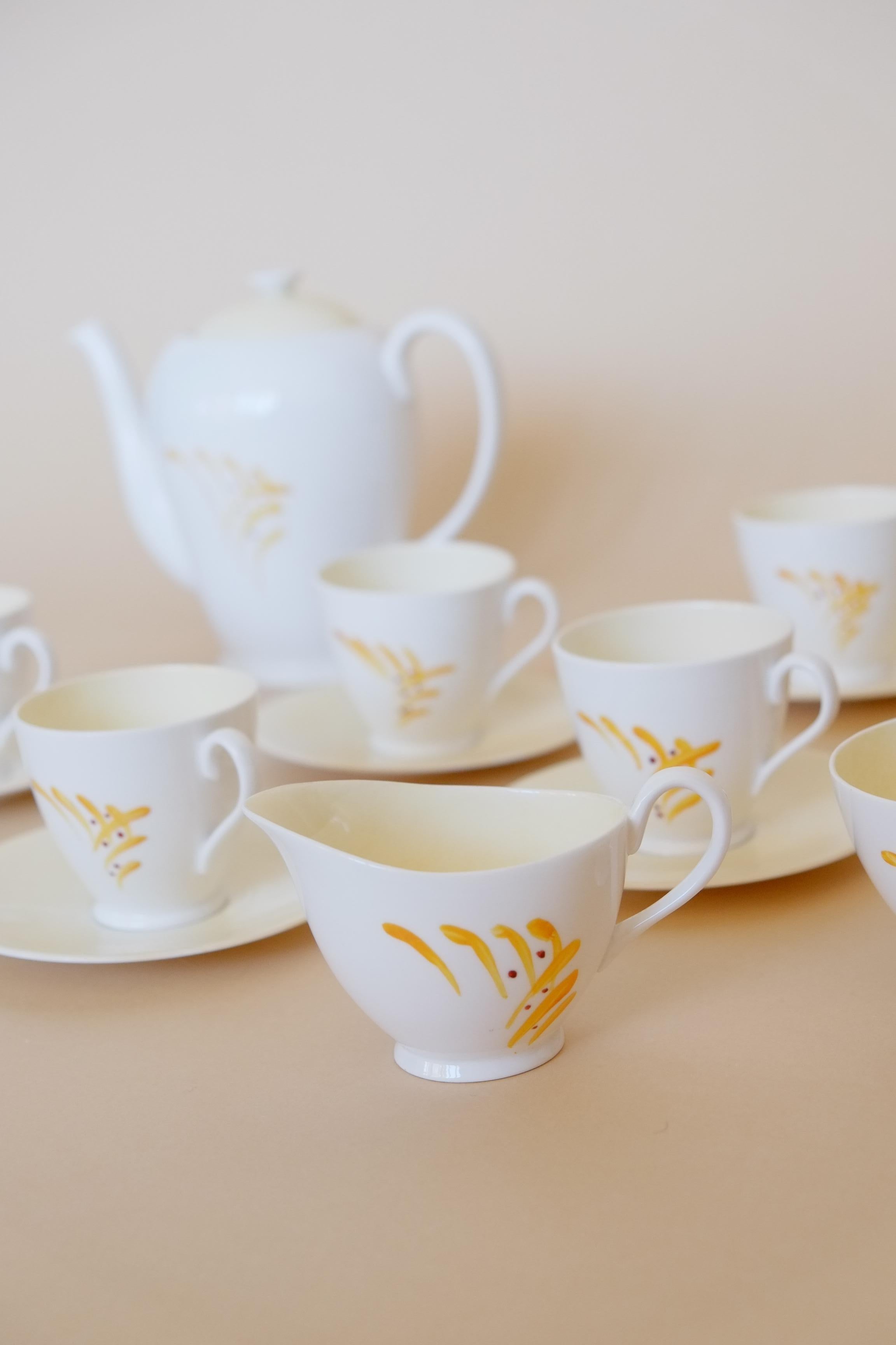 Englisches Knochenporzellan Handbemalt & Signiert Teeservice für Sechs mit Teekanne  im Angebot 8
