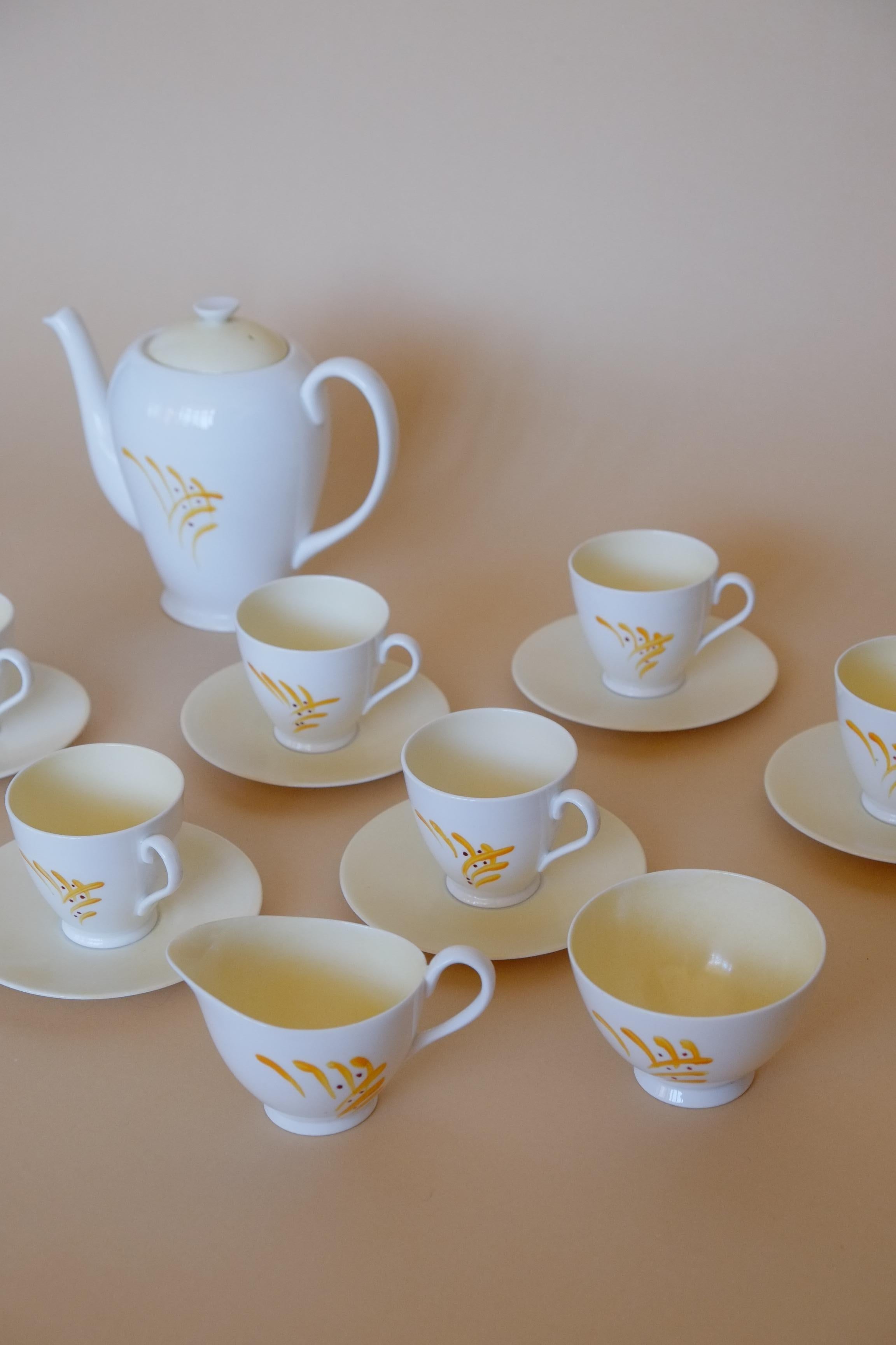 Englisches Knochenporzellan Handbemalt & Signiert Teeservice für Sechs mit Teekanne  (Moderne der Mitte des Jahrhunderts) im Angebot