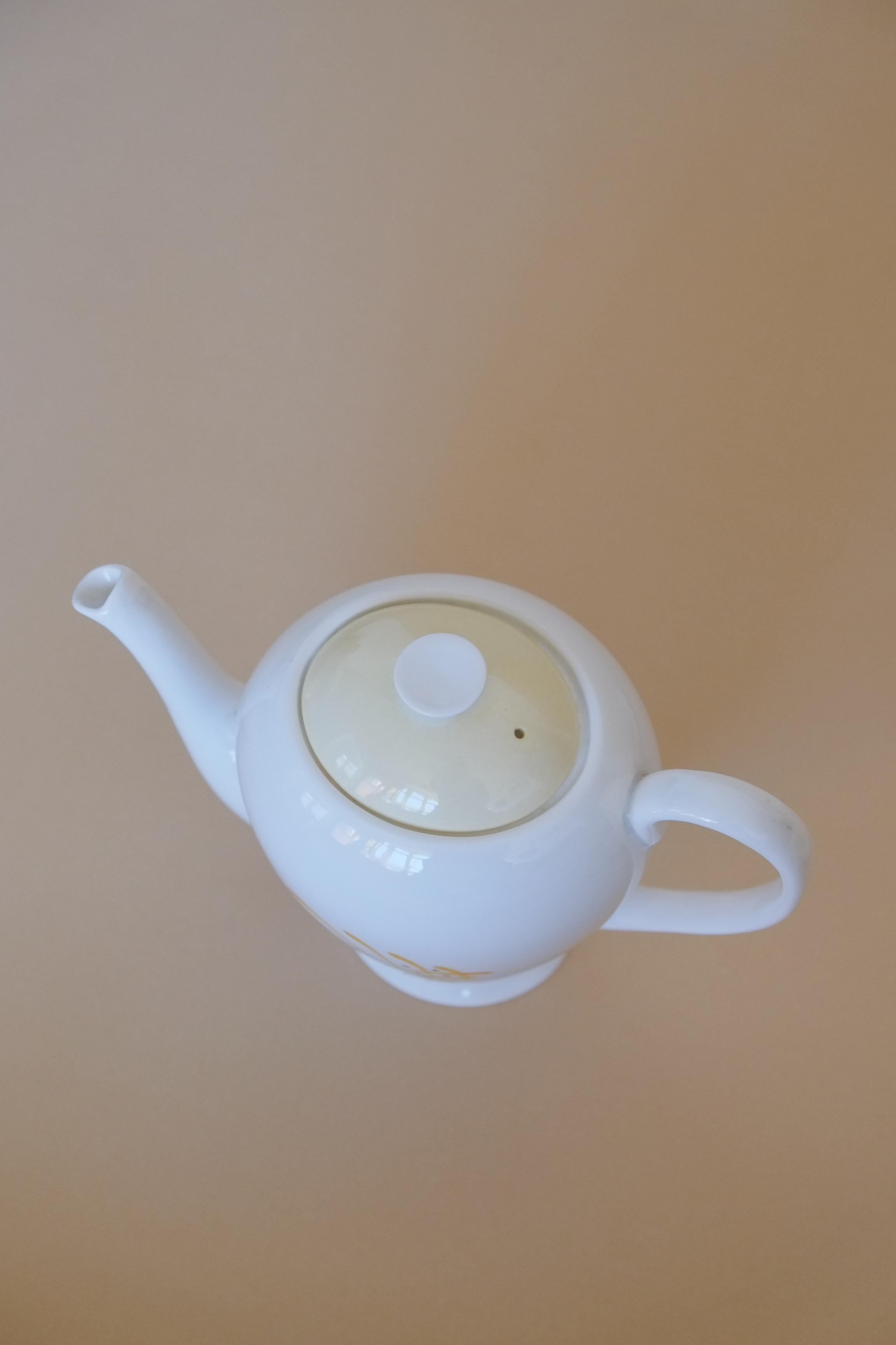 Englisches Knochenporzellan Handbemalt & Signiert Teeservice für Sechs mit Teekanne  im Angebot 1