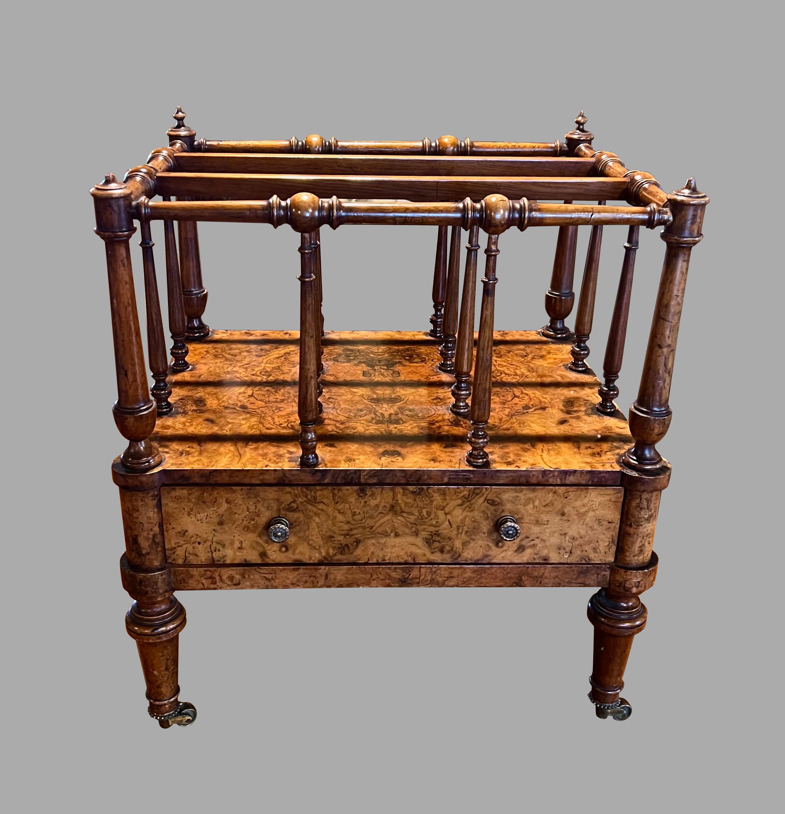 Très joli canterbury à trois sections en ronce de noyer d'époque William IV avec un seul tiroir, les séparations en forme de bâtons et de boules, au-dessus d'un seul tiroir soutenu par des pieds tournés en anneau reposant sur des roulettes en laiton