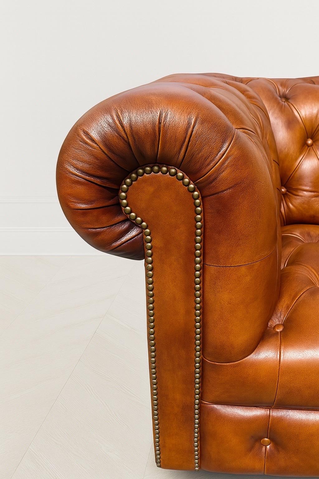 Sofá Chesterfield de cuero auténtico con banqueta acolchada de color marrón coñac cigarro inglés fino Siglo XXI y contemporáneo