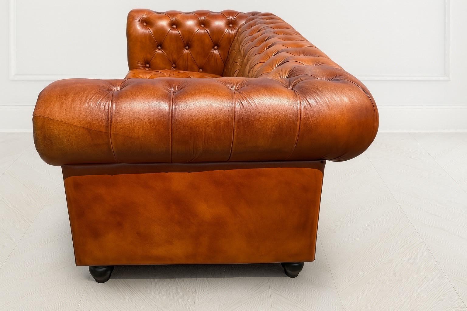 Sofá Chesterfield de cuero auténtico con banqueta acolchada de color marrón coñac cigarro inglés fino 1