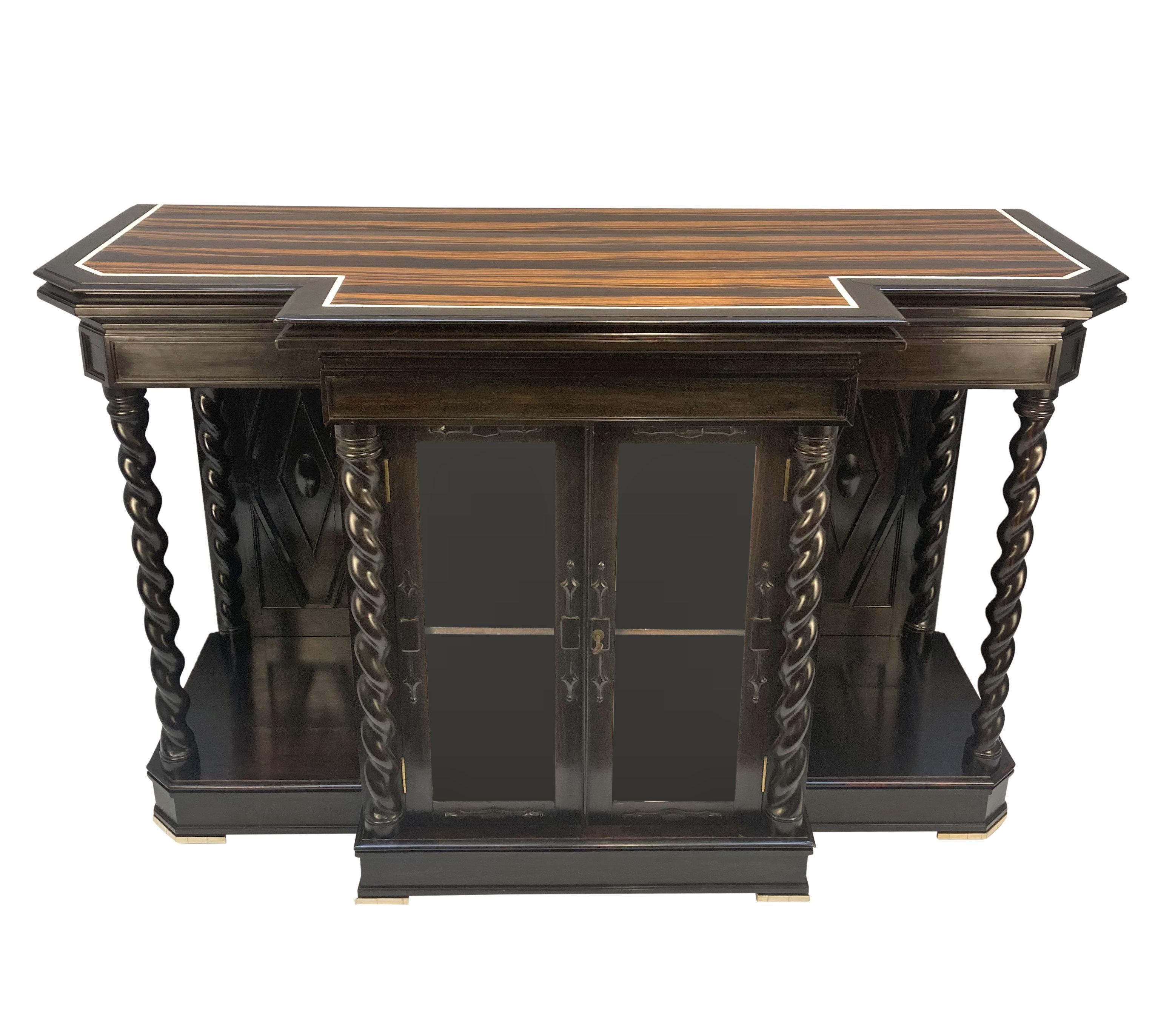 Ein außergewöhnlicher englischer Campaigner-Chiffonier aus massivem Ebenholz mit Palisanderplatte und Elfenbeineinlagen und -verzierungen. Mit einem Mittelteil, der zwei klar verglaste Türen, ein zentrales Regal und ein Originalschloss enthält. Ein