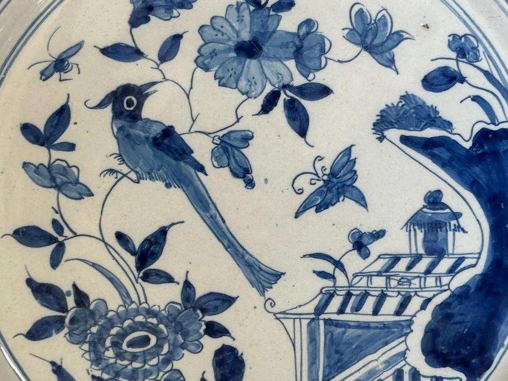 Feines englisches Delft-Ladegerät mit einer Chinoiserie-Gartenszene (Englisch) im Angebot