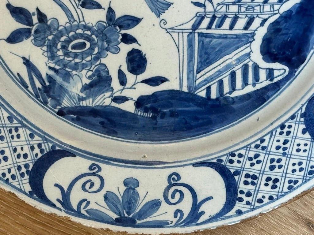 Feines englisches Delft-Ladegerät mit einer Chinoiserie-Gartenszene im Zustand „Gut“ im Angebot in Charlottesville, VA
