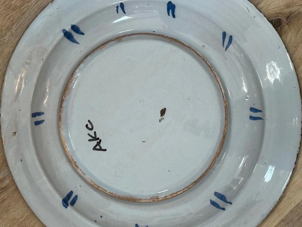 Feines englisches Delft-Ladegerät mit einer Chinoiserie-Gartenszene (18. Jahrhundert und früher) im Angebot