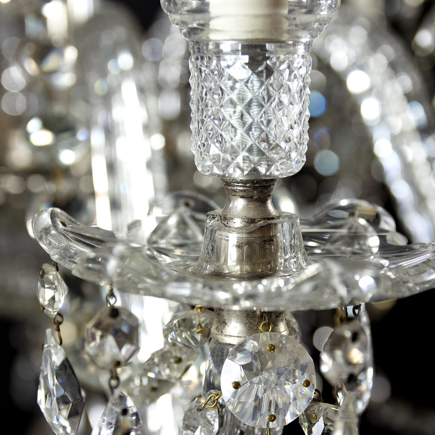 Lustre anglais raffiné à huit lumières en cristal en vente 5