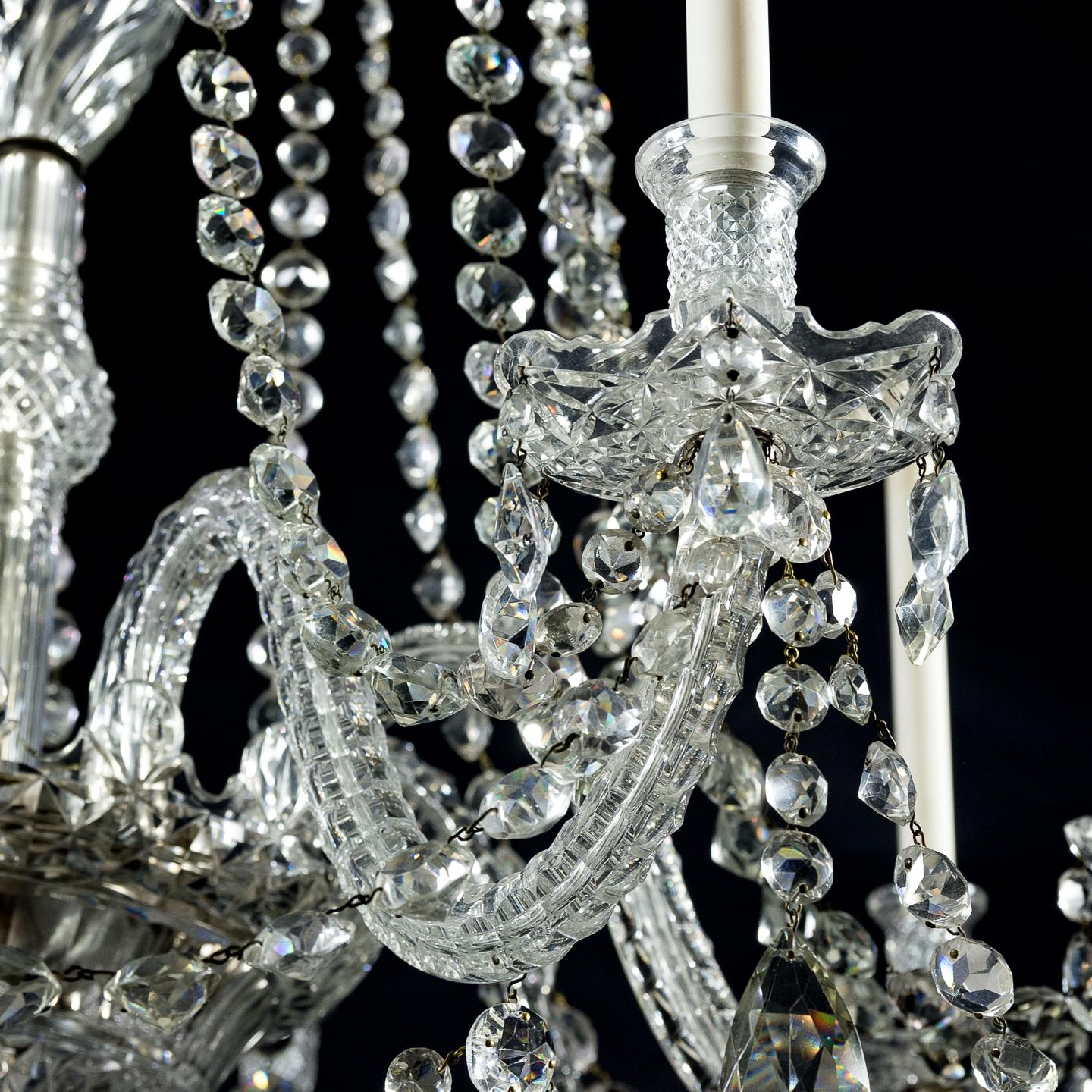 Lustre anglais raffiné à huit lumières en cristal en vente 10