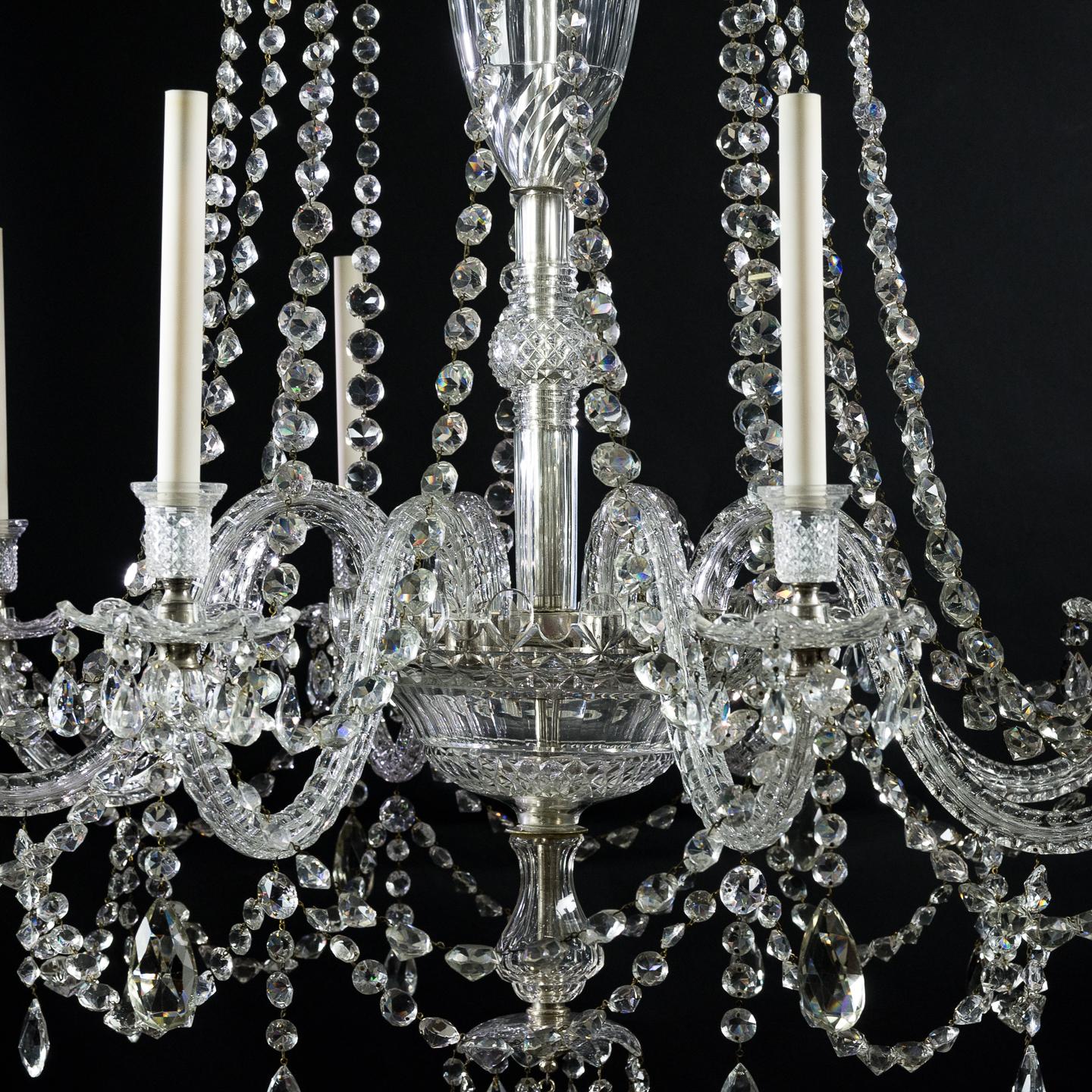 George III Lustre anglais raffiné à huit lumières en cristal en vente