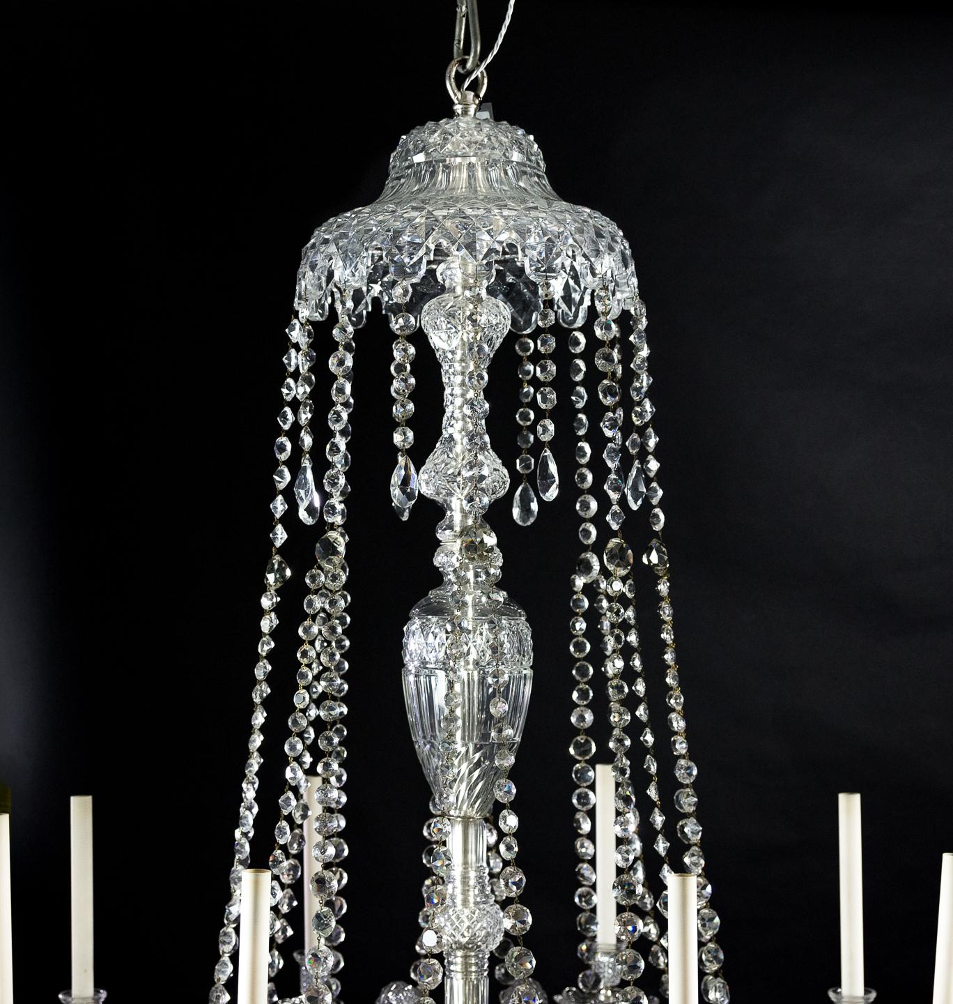 Lustre anglais raffiné à huit lumières en cristal Bon état - En vente à London, GB
