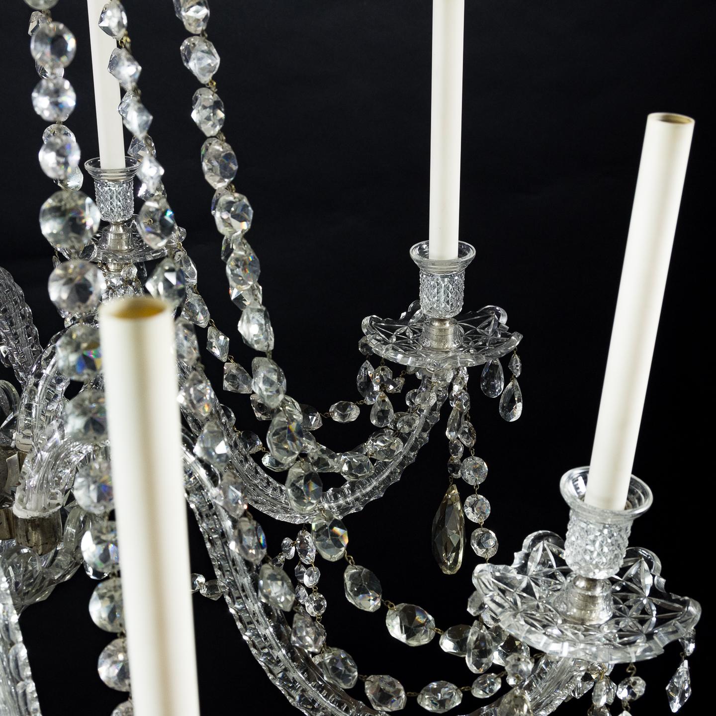 Cristal Lustre anglais raffiné à huit lumières en cristal en vente
