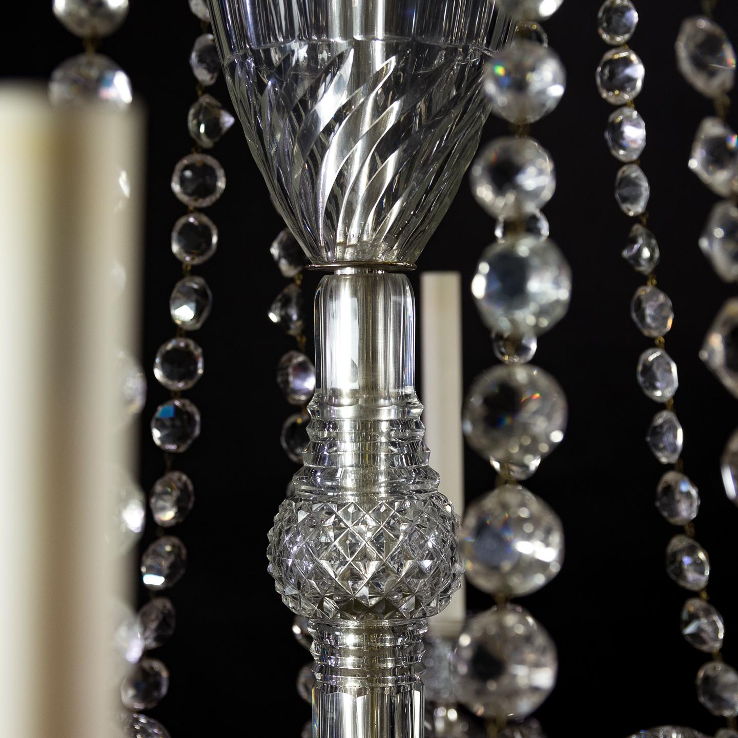Lustre anglais raffiné à huit lumières en cristal en vente 1