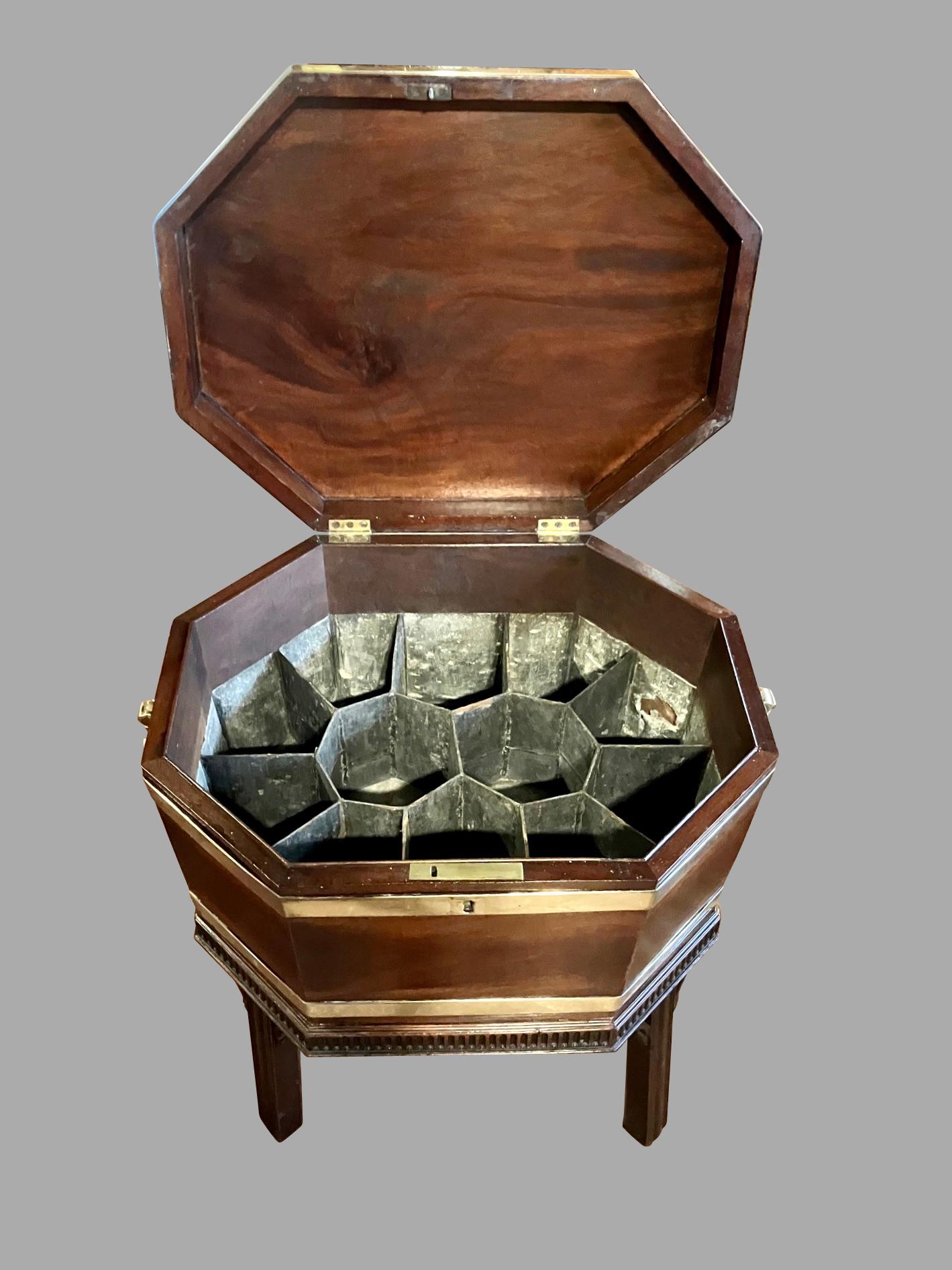Fina Cellarette inglesa Jorge III de caoba con banda de latón y forro original en venta 4