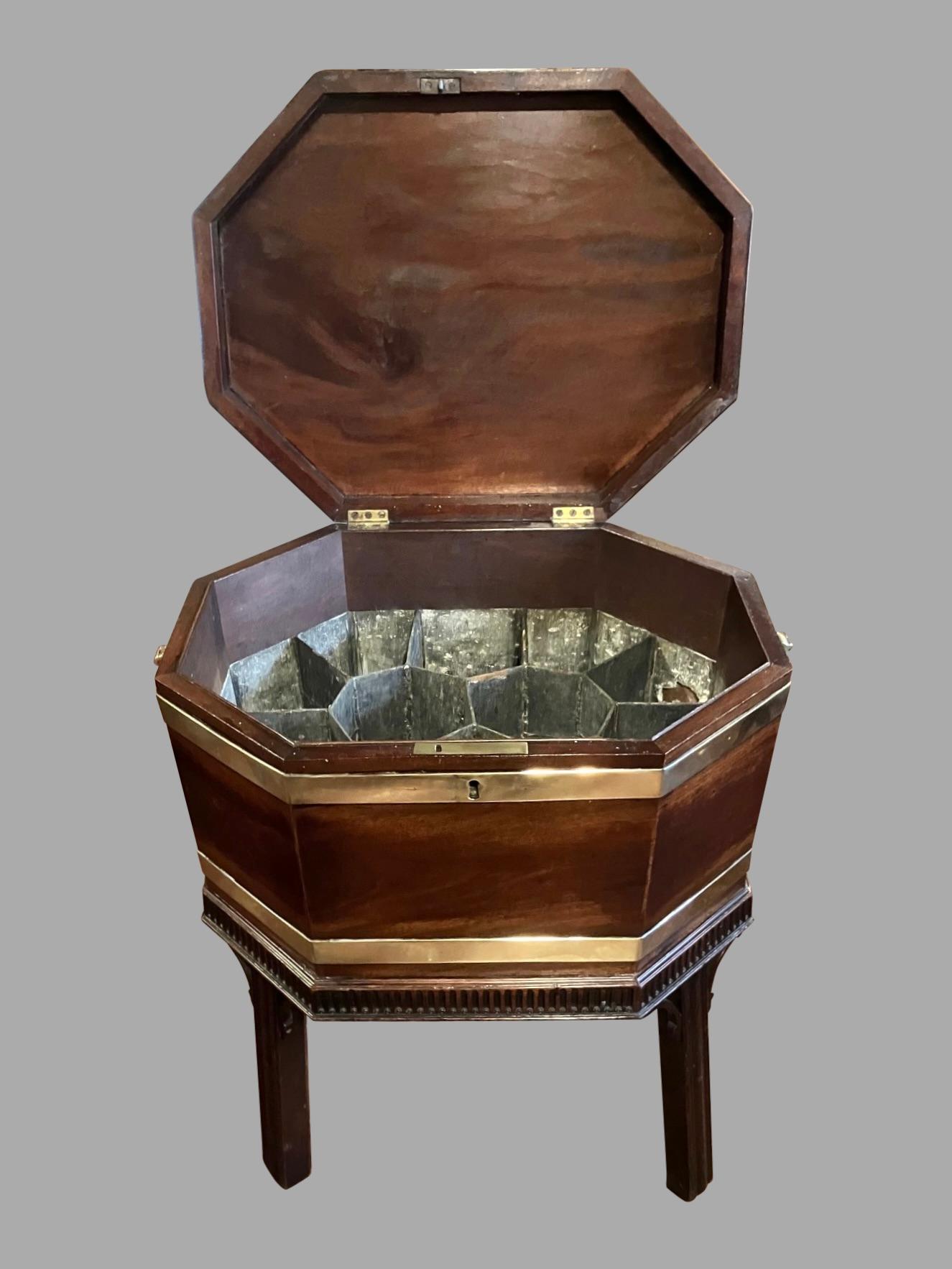 Fina Cellarette inglesa Jorge III de caoba con banda de latón y forro original en venta 5