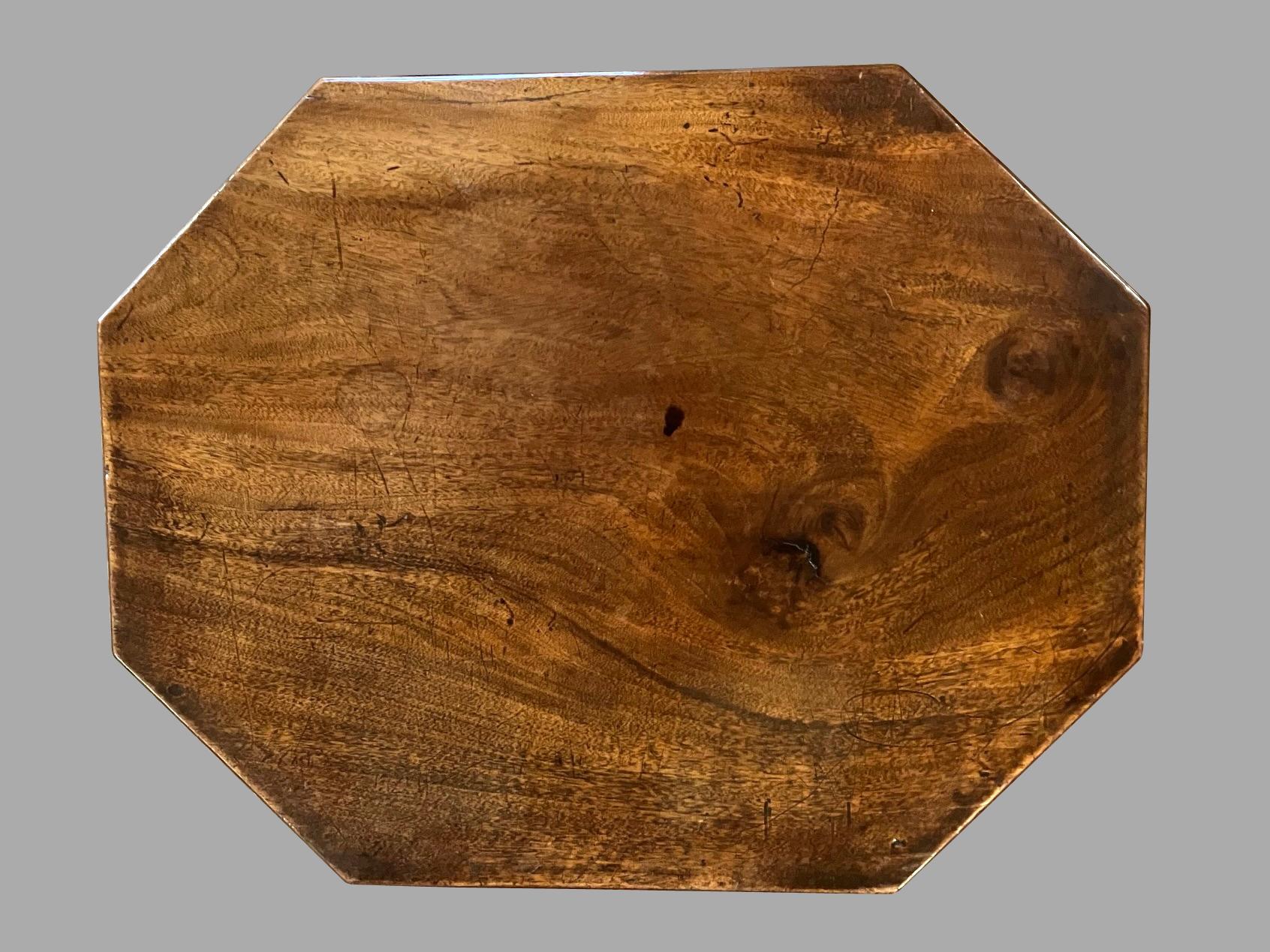 Fina Cellarette inglesa Jorge III de caoba con banda de latón y forro original en venta 6