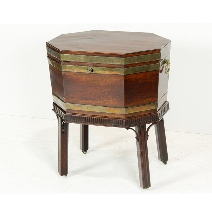 Fina Cellarette inglesa Jorge III de caoba con banda de latón y forro original en venta 8