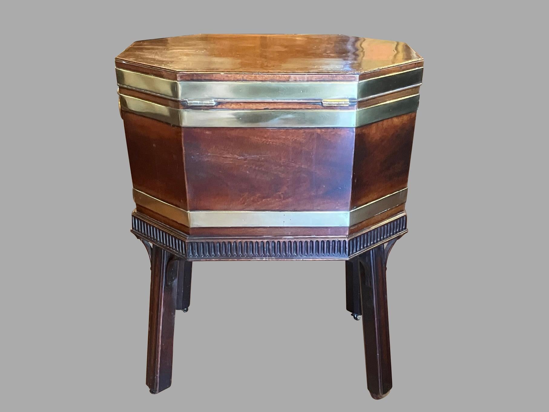 Fina Cellarette inglesa Jorge III de caoba con banda de latón y forro original en Bueno estado para la venta en San Francisco, CA