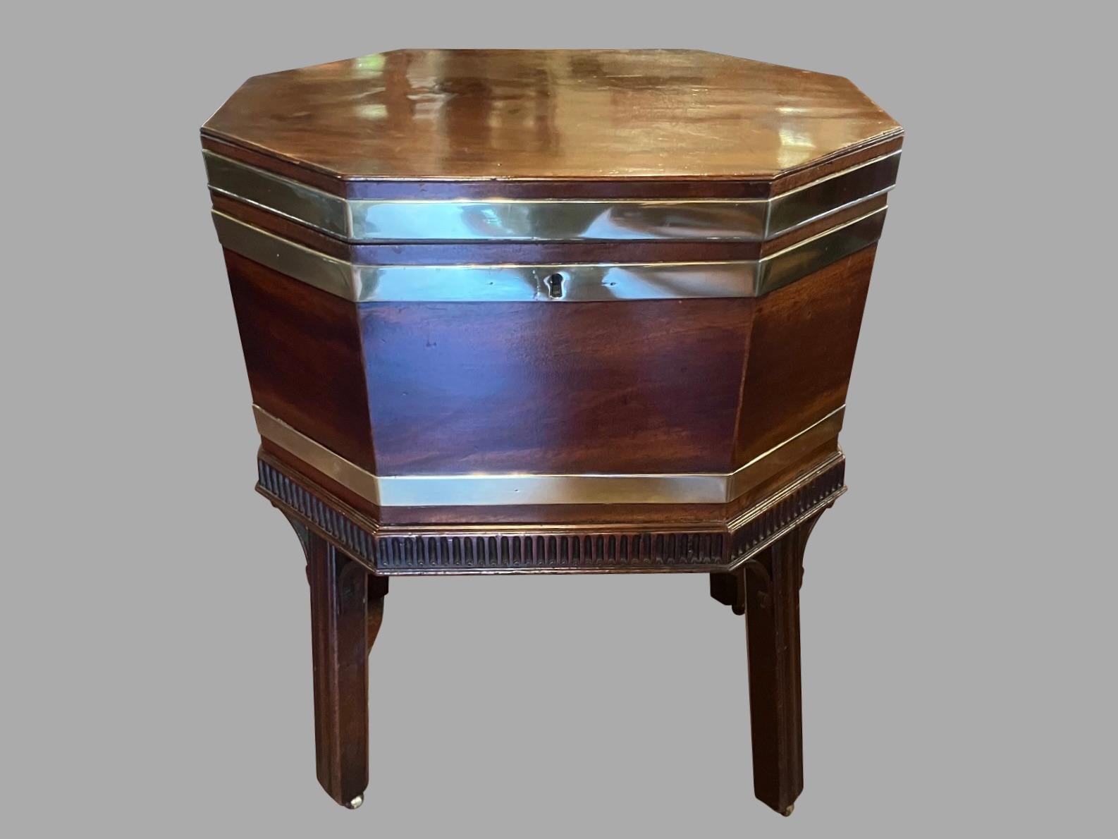 Fina Cellarette inglesa Jorge III de caoba con banda de latón y forro original Latón en venta