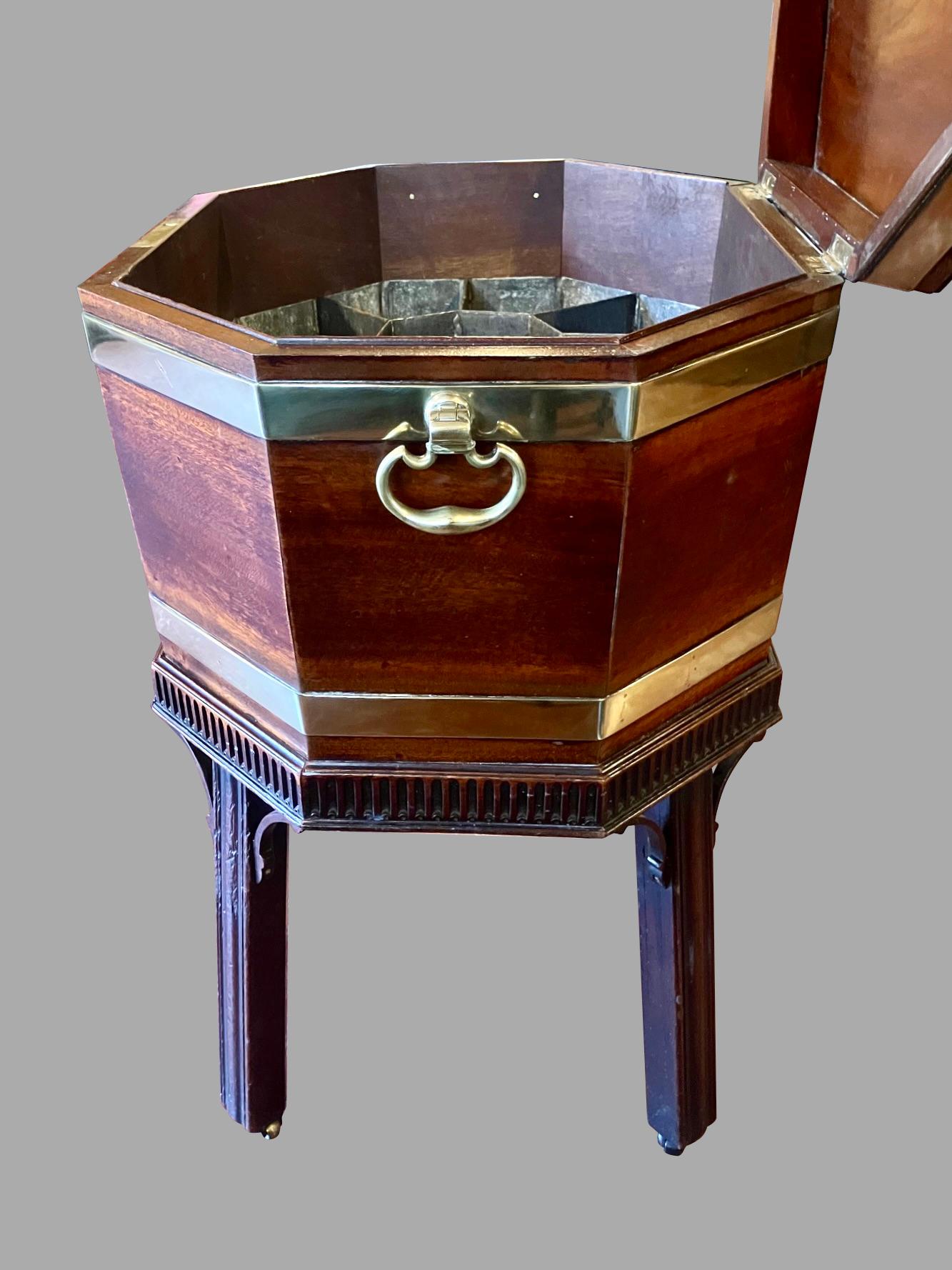 Fina Cellarette inglesa Jorge III de caoba con banda de latón y forro original en venta 1