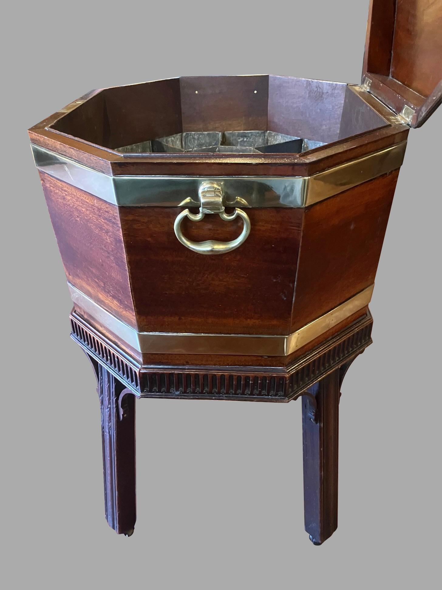 Fina Cellarette inglesa Jorge III de caoba con banda de latón y forro original en venta 2