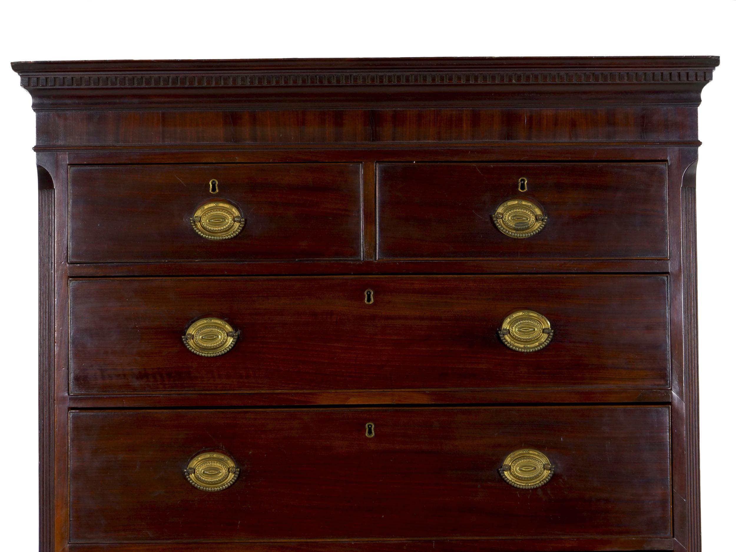 Fine English George III Mahogany Chest on Chest, circa 1800 In Good Condition For Sale In Shippensburg, PA